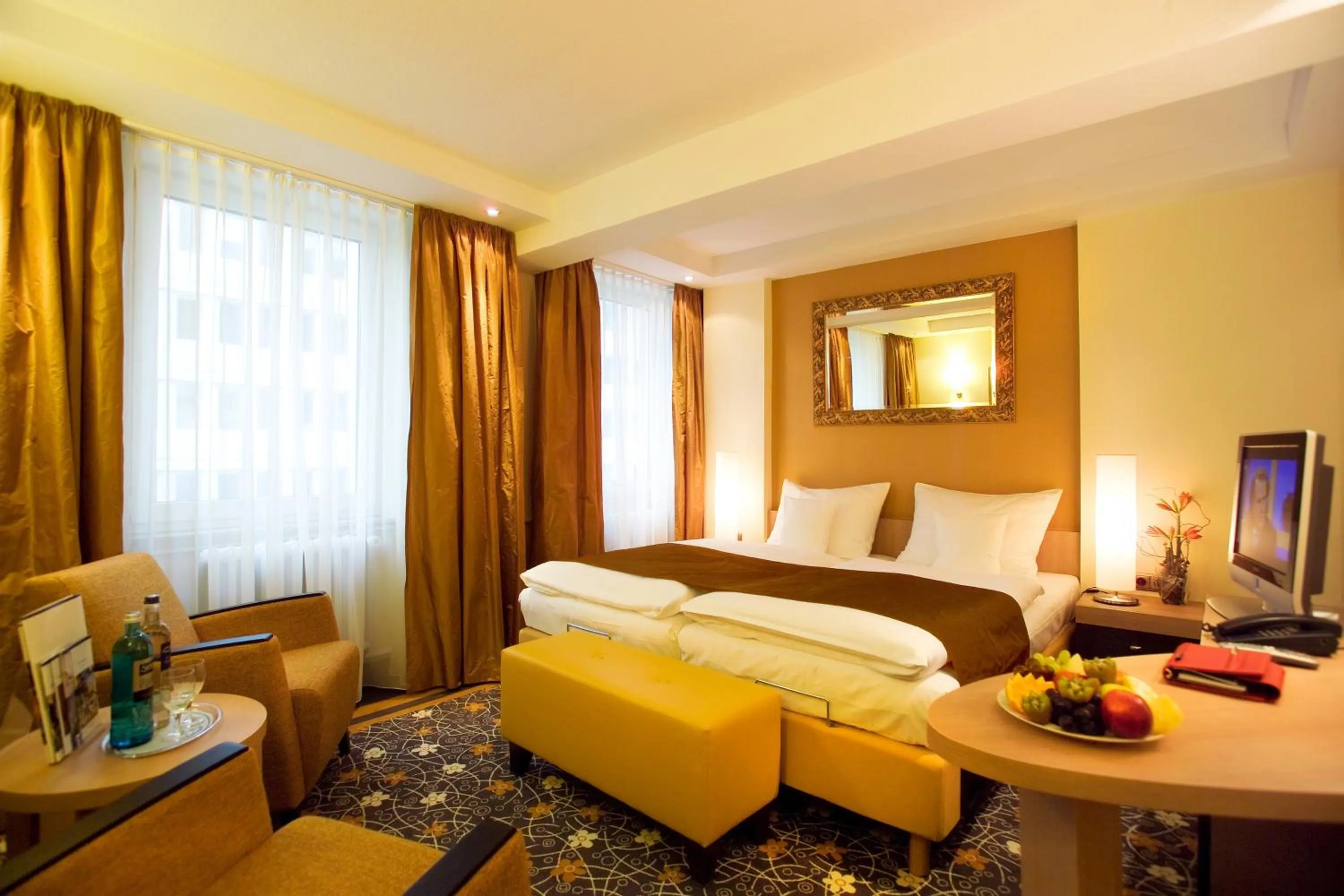 Photo of the whole room, Bed in The Domicil Hotel Frankfurt City