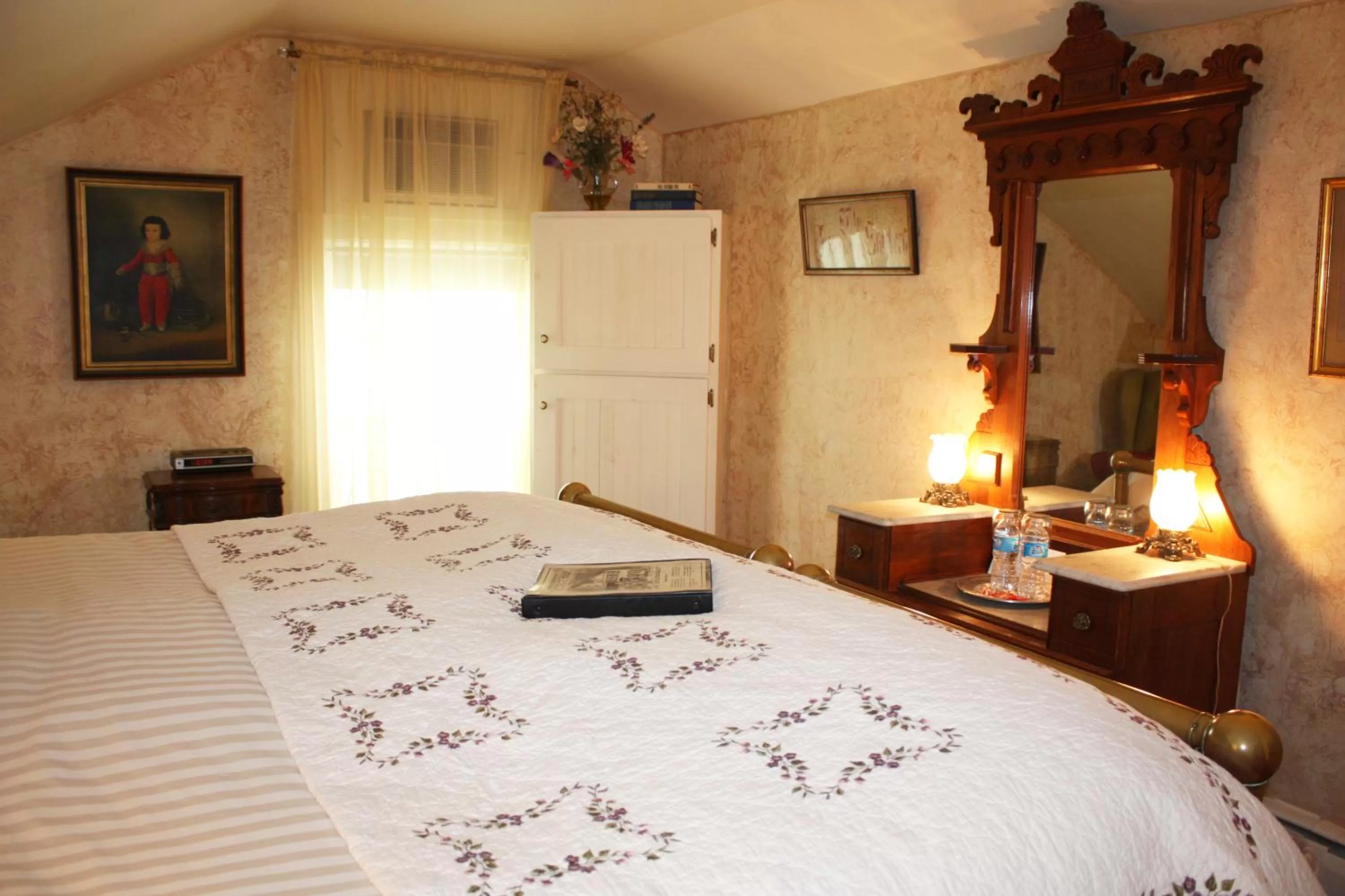 Bed, Room Photo in The White House Inn