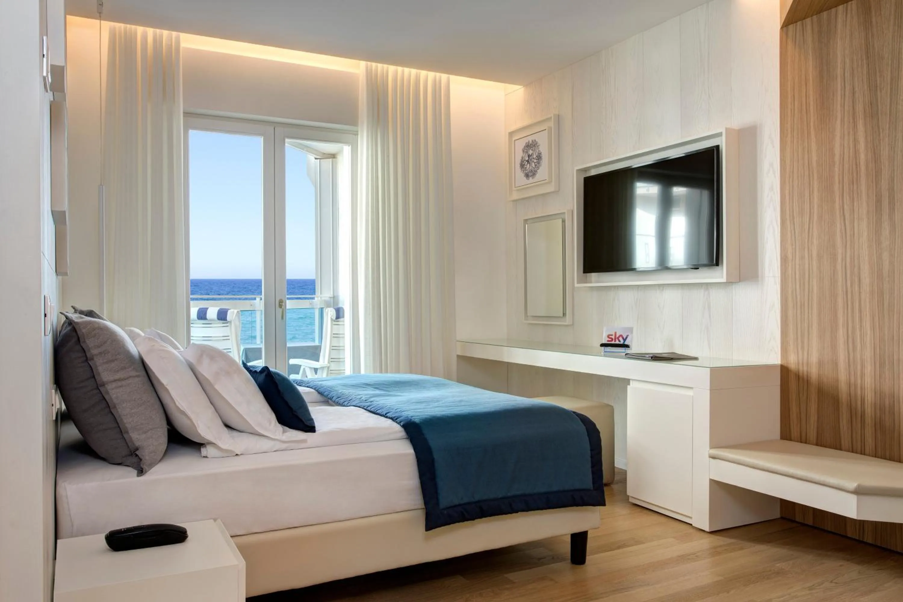 TV and multimedia in Hotel Cavalieri Palace & Suites