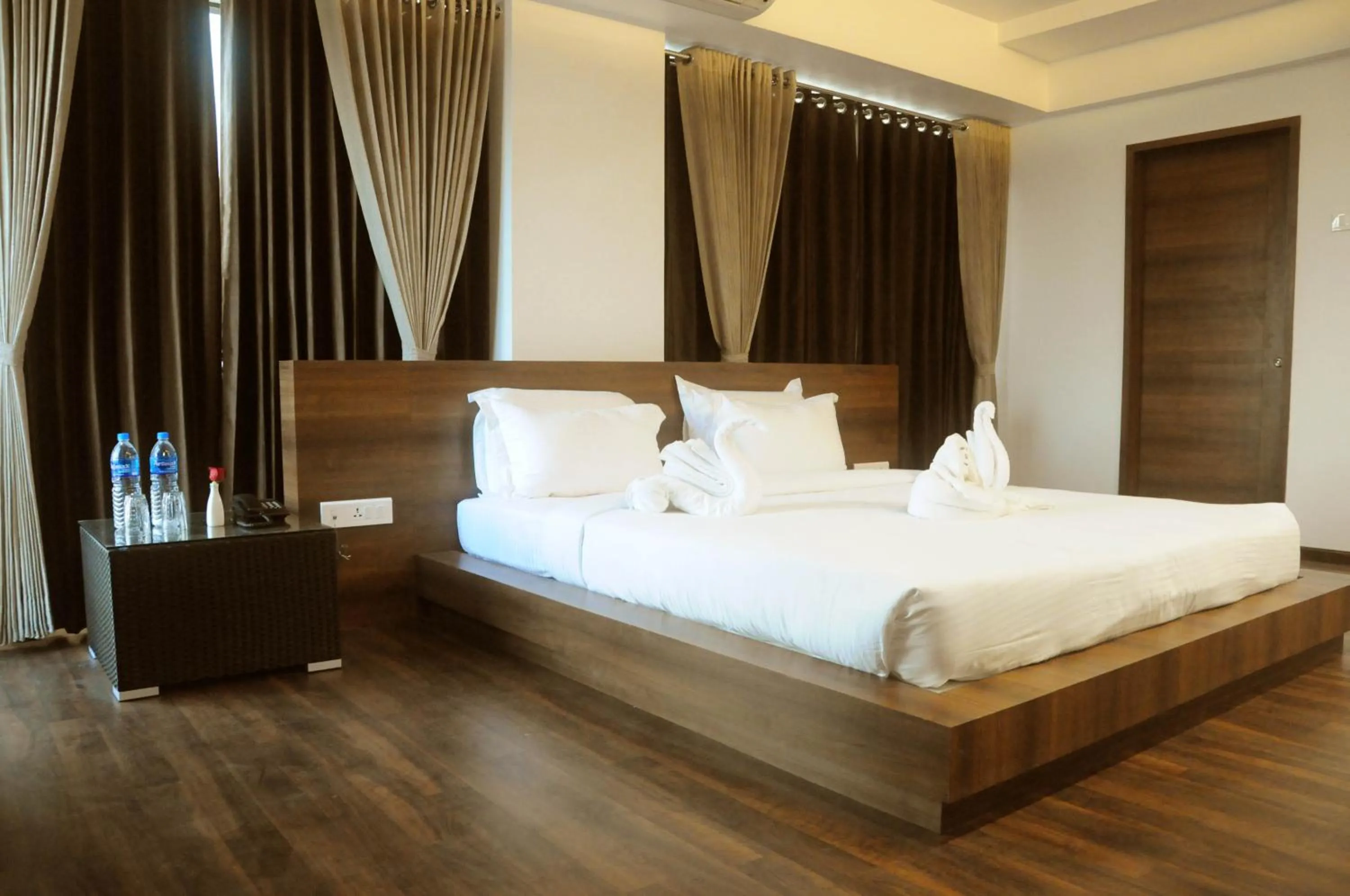 Shower, Bed in Hotel 3 Leaves NEAR CENTRAL BUS STAND