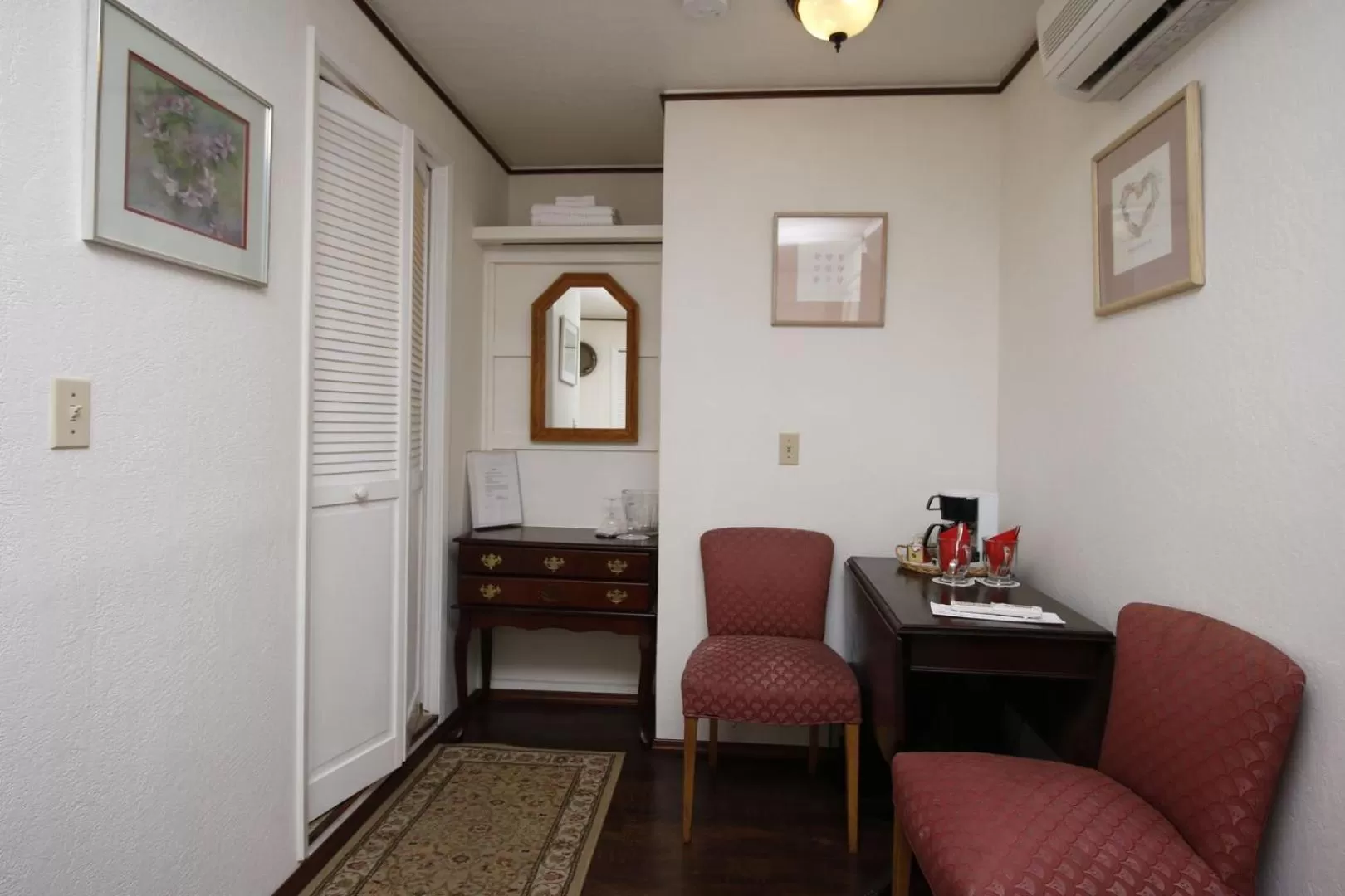 Seating Area in Bradford Place Inn (California)