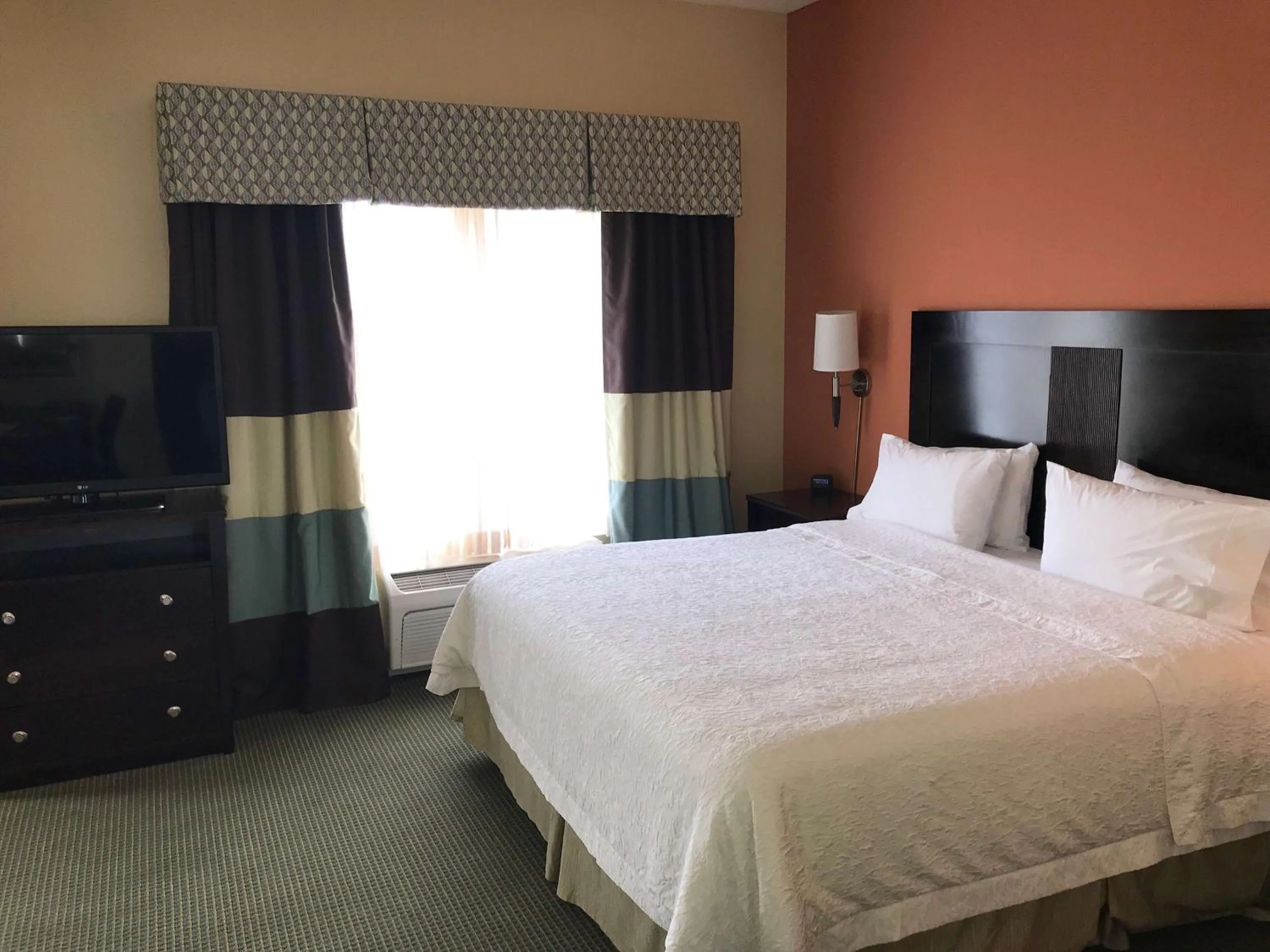Bedroom, Bed in Hampton Inn and Suites Austin - Lakeway