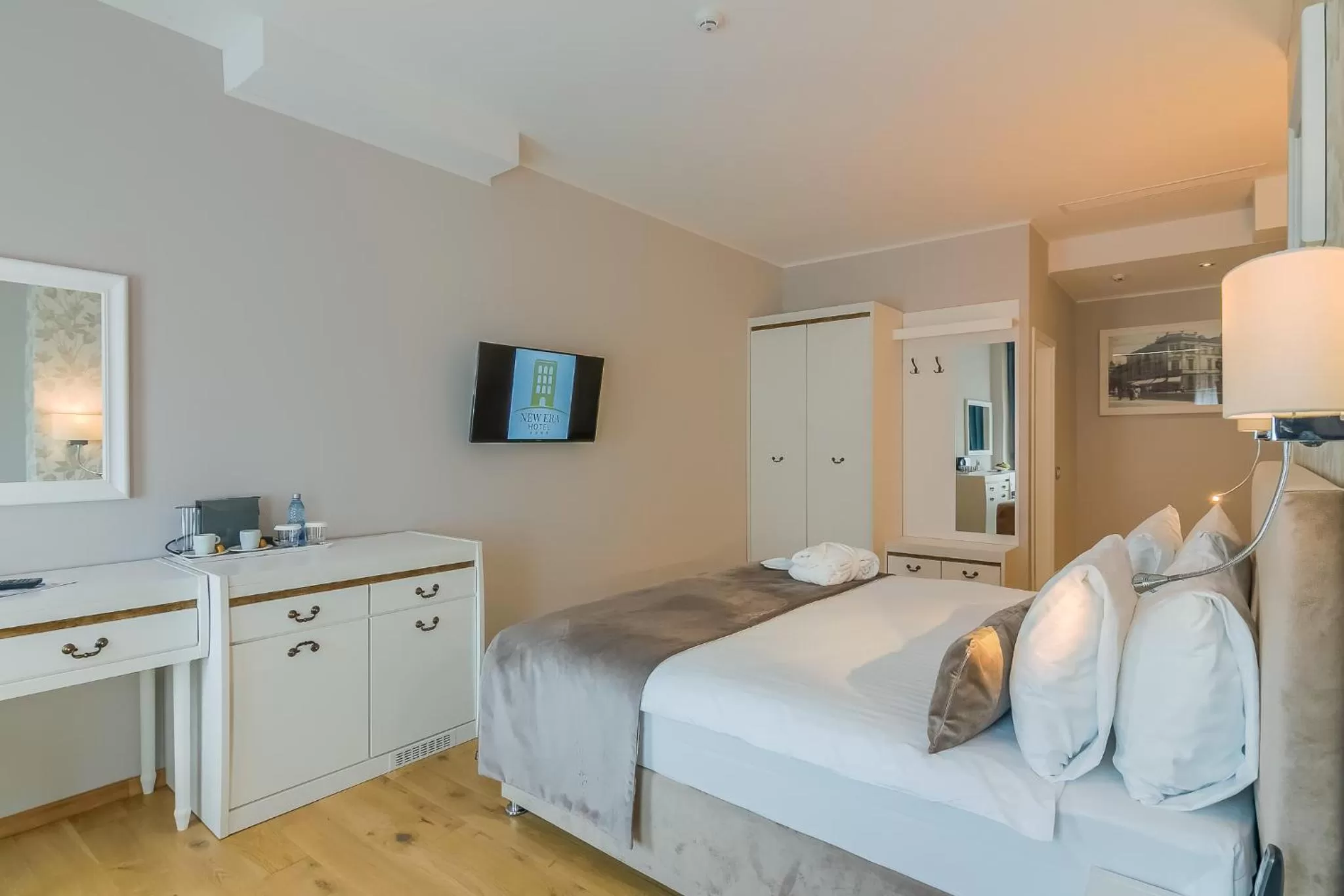 Bed in New Era Hotel Old Town Party Zone Bucharest- parking with fee nearby - NOT at the hotel !