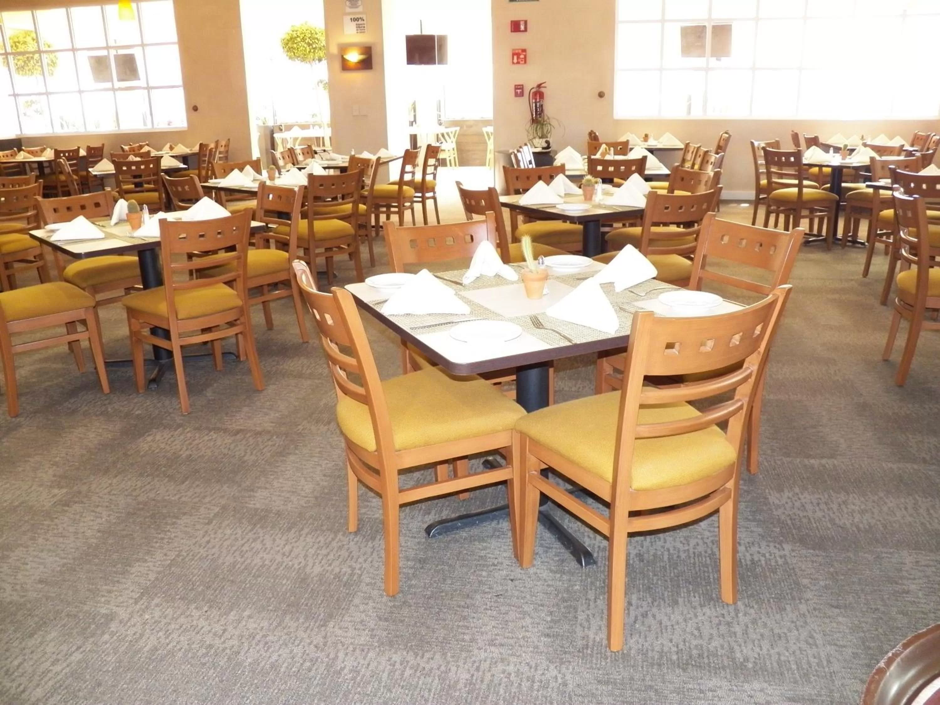 Restaurant/places to eat in Holiday Inn Leon-Convention Center by IHG