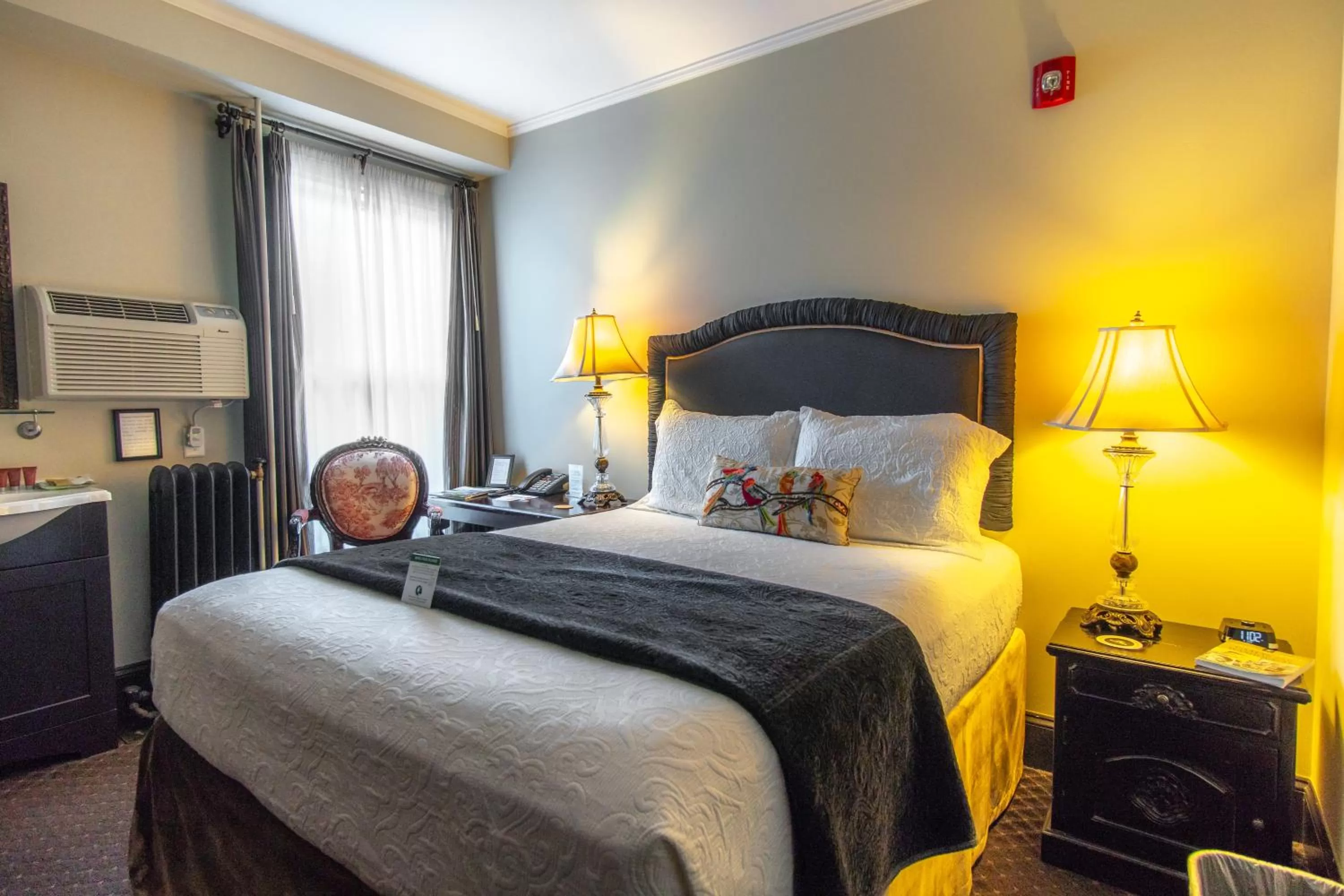 Queen Room 6 with Private Bathroom in Camas Boutique Hotel