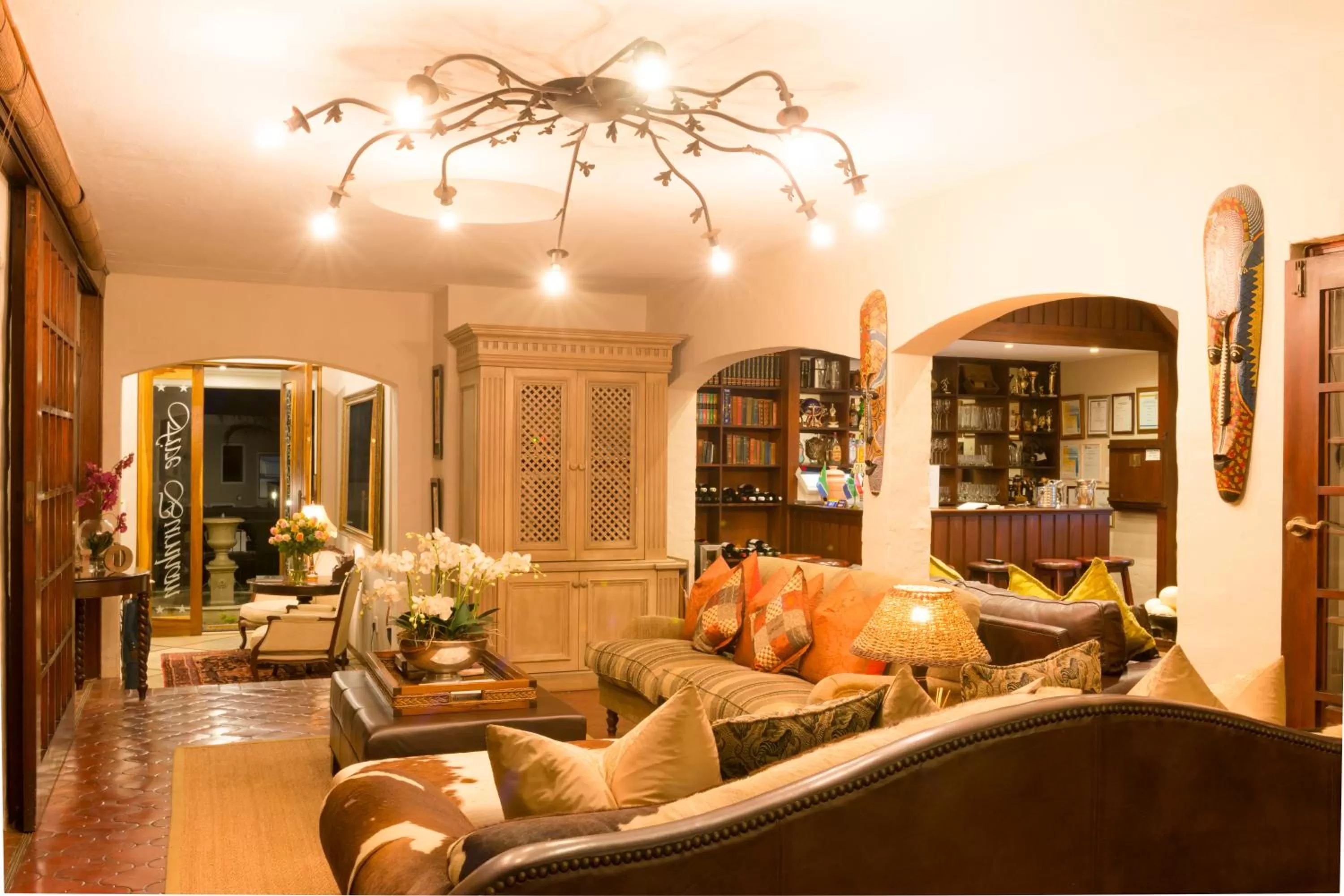 Communal lounge/ TV room in Five Burnham Guest House