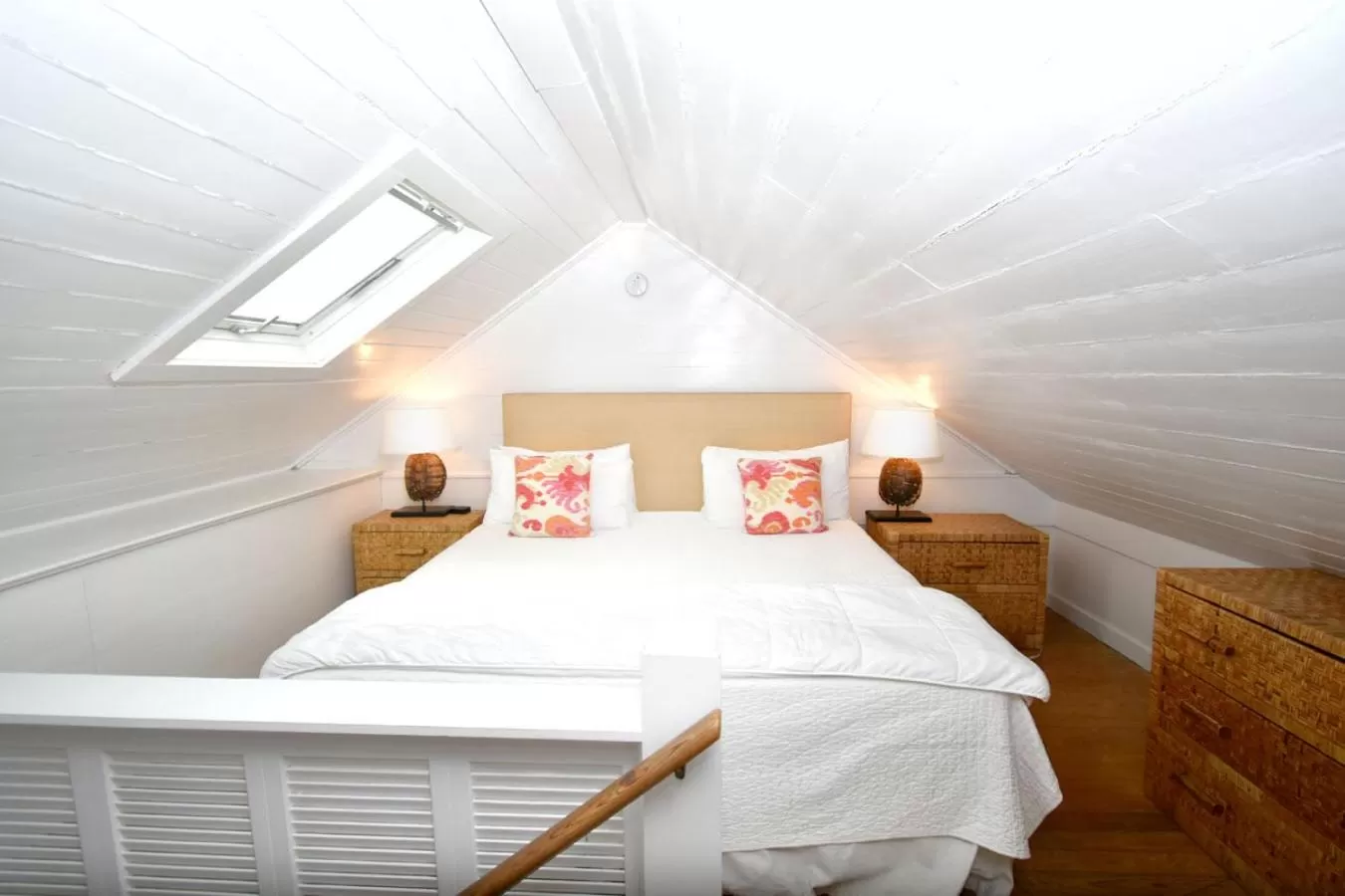 Bed in Simonton Court Historic Inn & Cottages