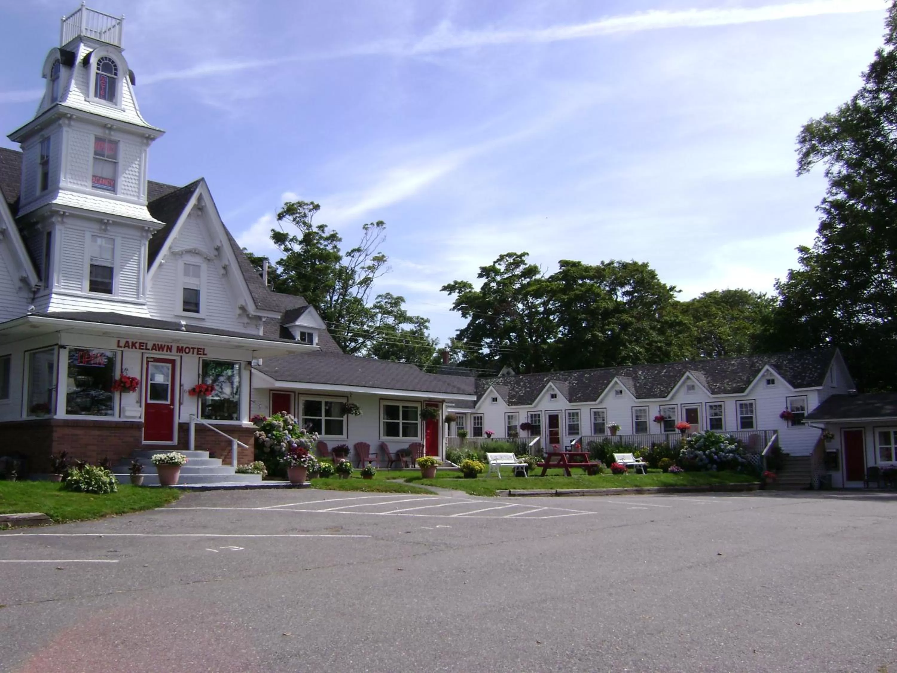 Property building in Lakelawn B&B and Motel