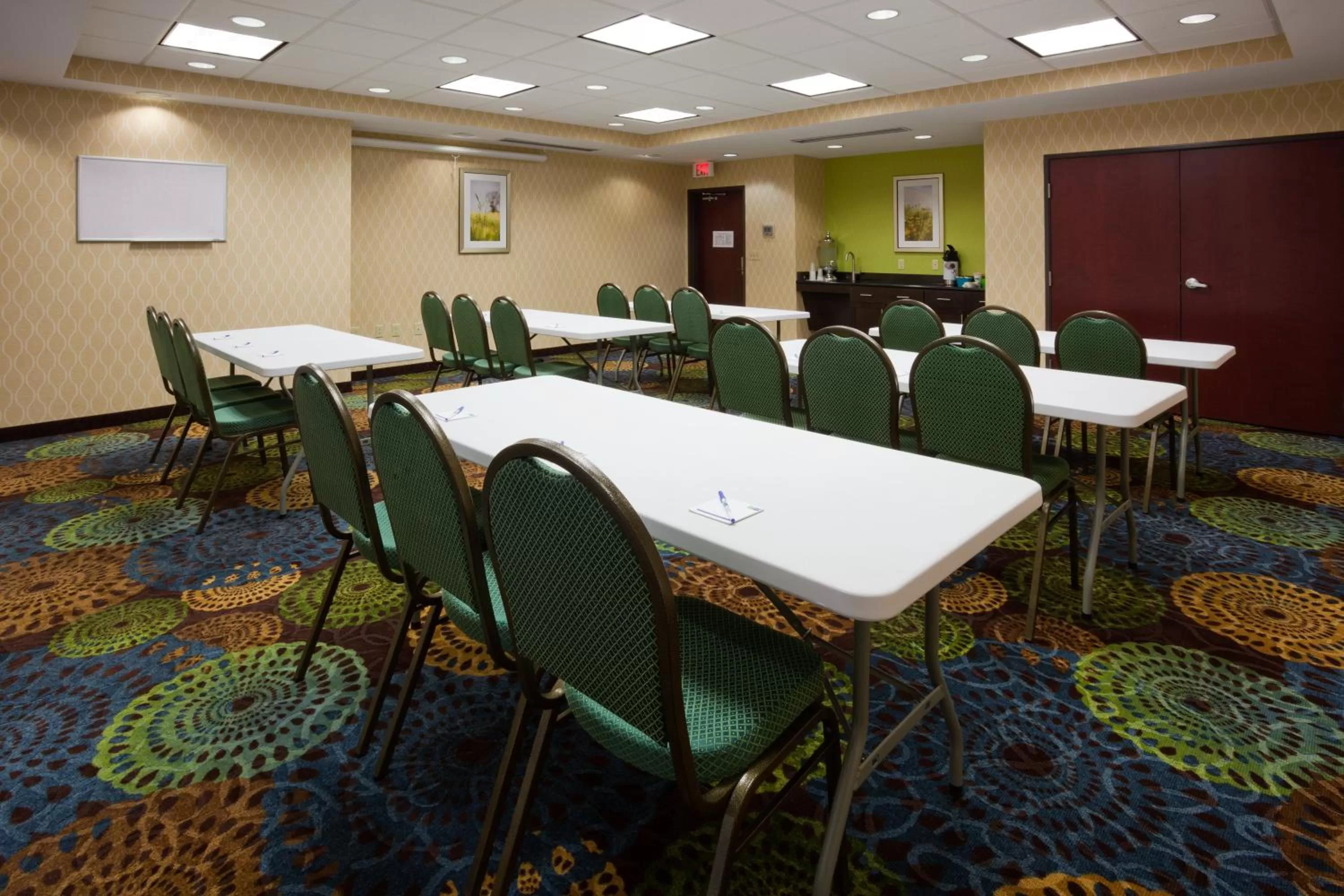 Meeting/conference room in Holiday Inn Express & Suites Fort Dodge by IHG