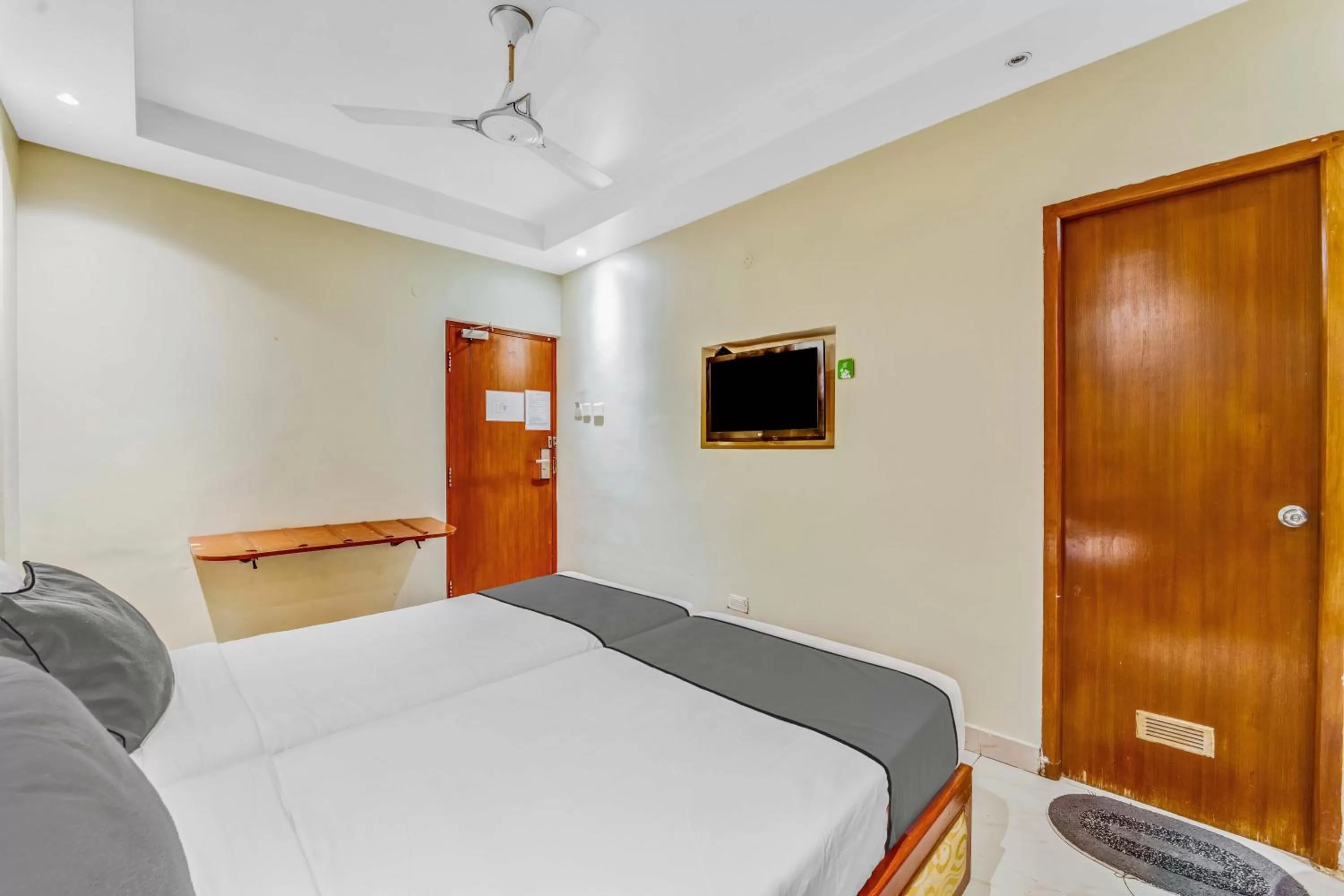 Bed in Upar Hotels Cinecity Kodambakkam RAGHAVENDRA MANDAPAM