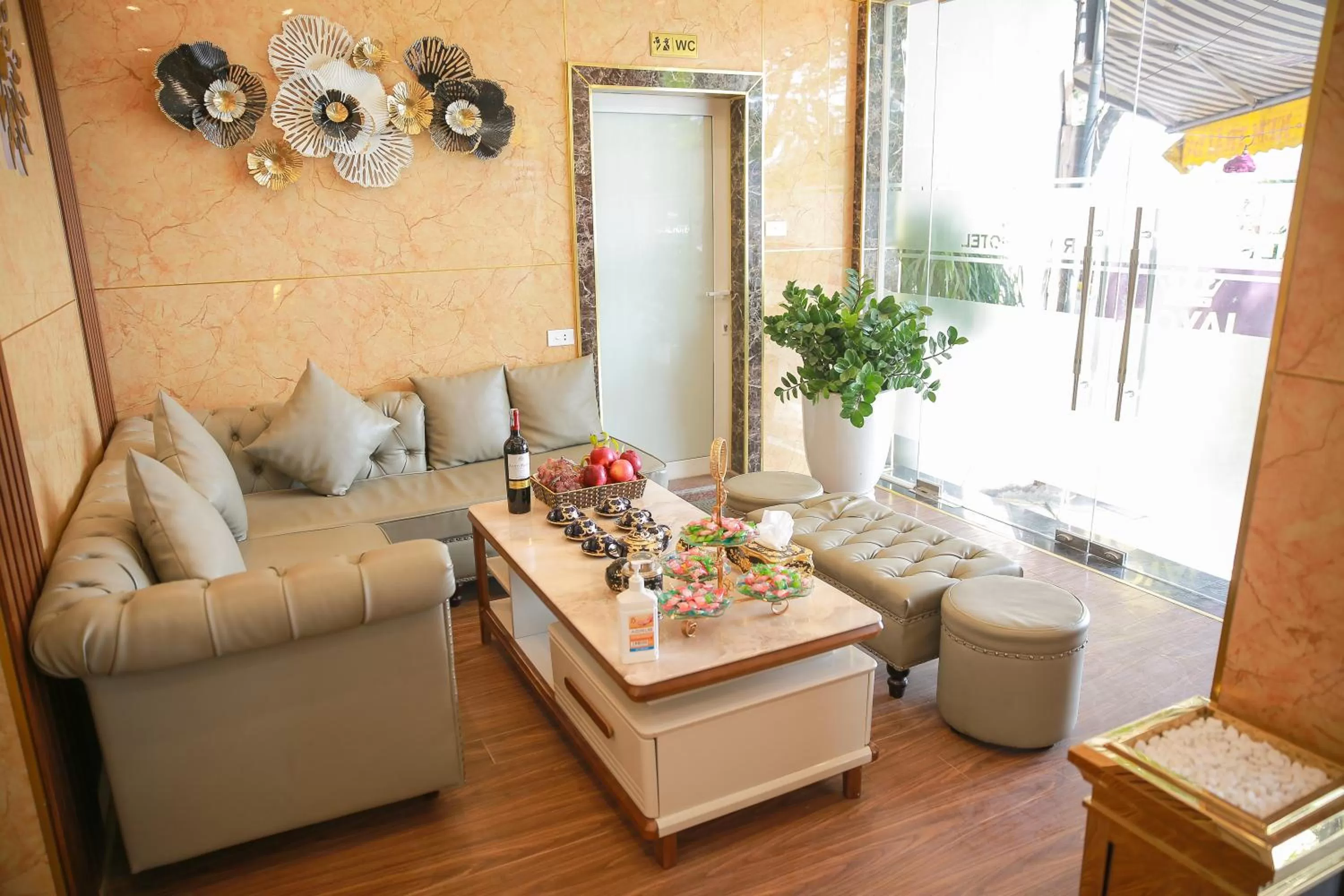 Living room, Seating Area in Royal Hotel