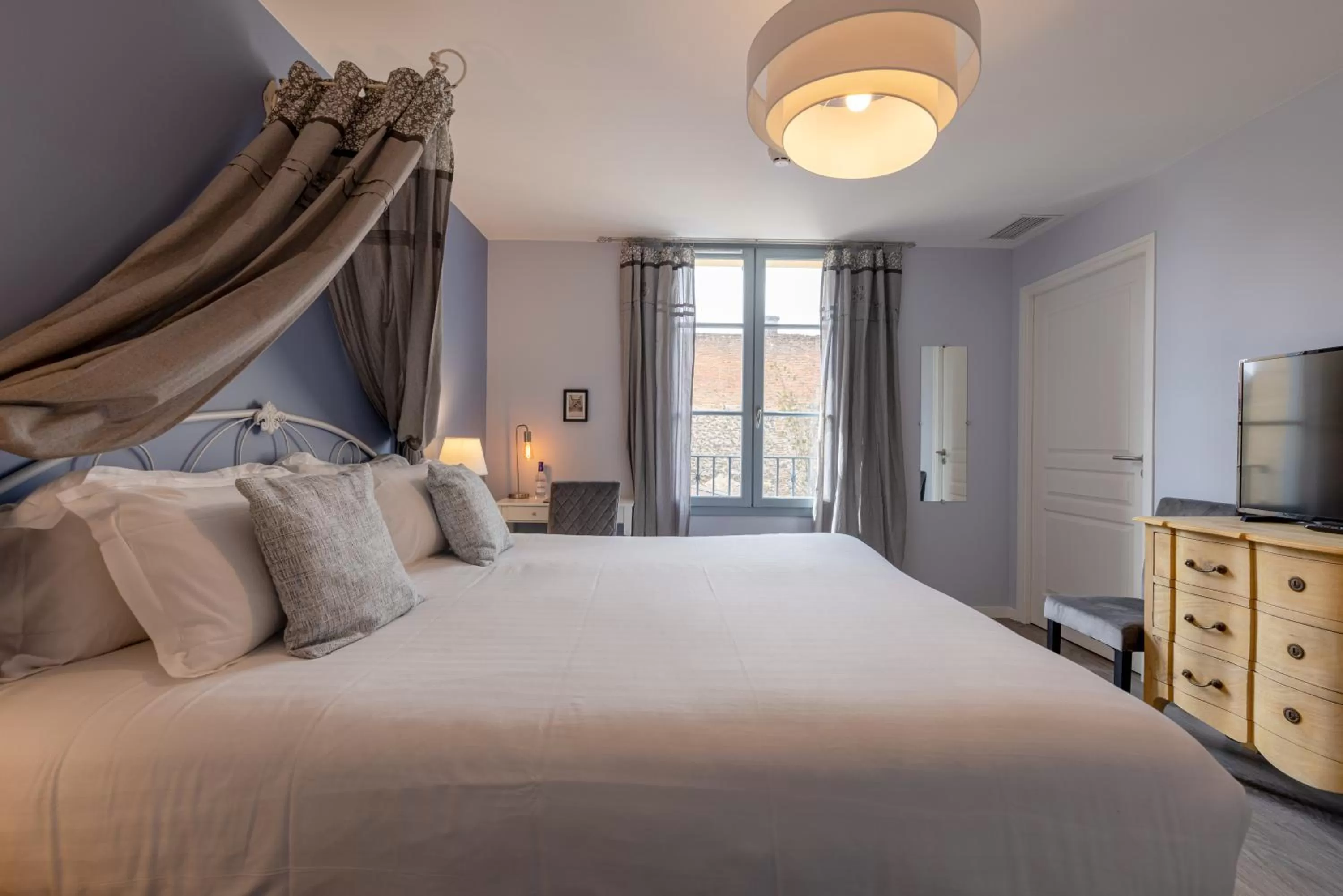 View (from property/room), Bed in Hôtel-Restaurant des Augustins