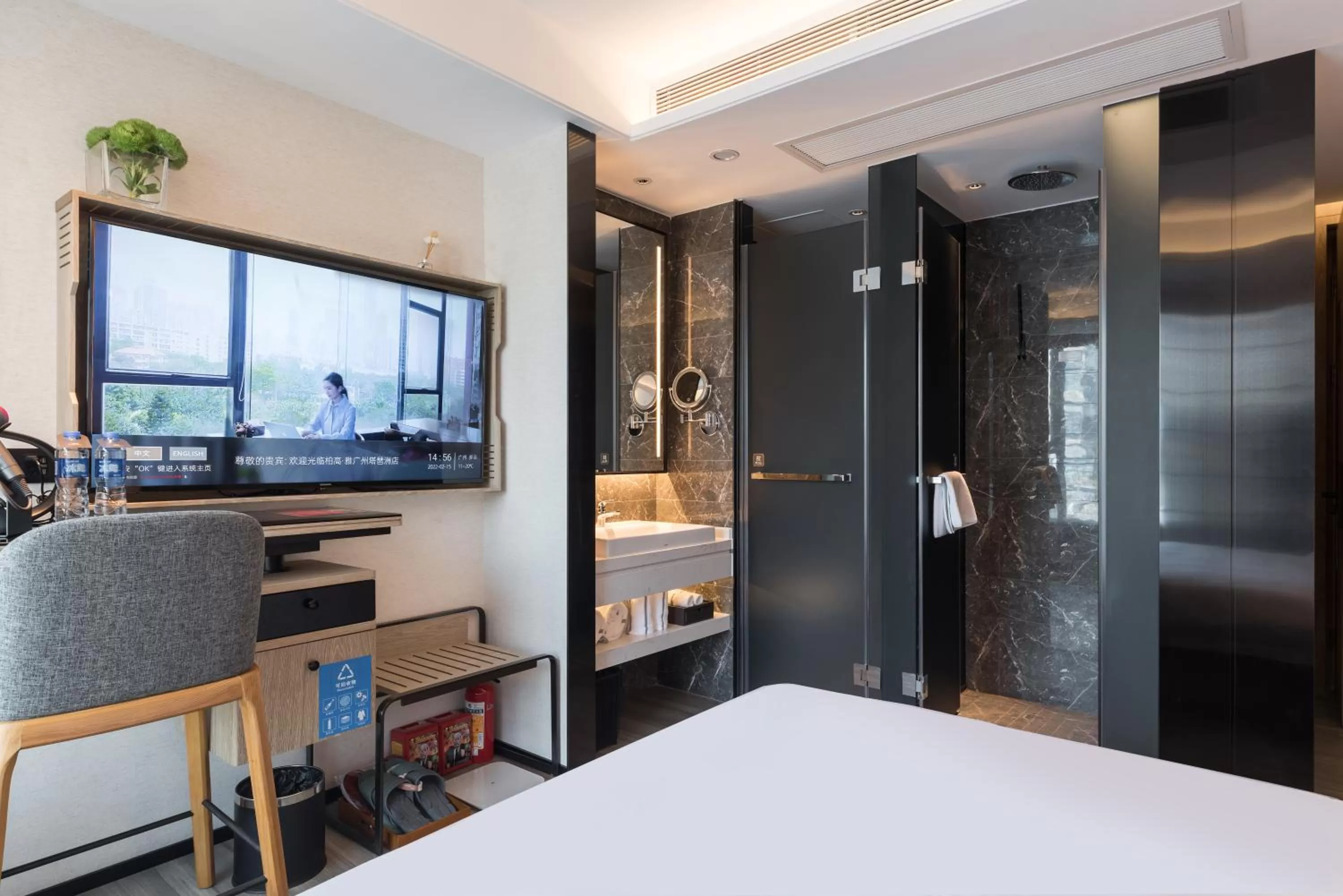 Bathroom, Bed in Paco Hotel Canton Tower Pazhou