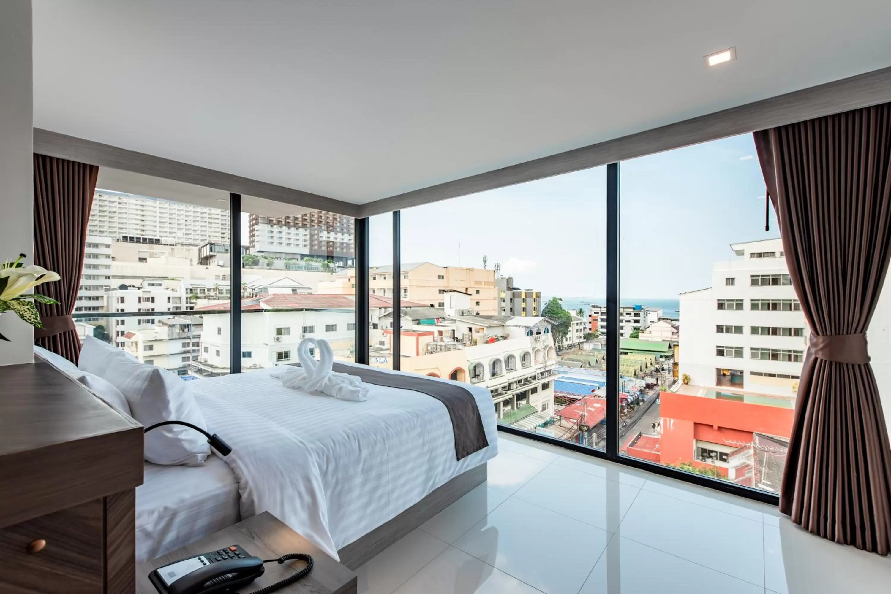 Photo of the whole room, Bed in Blackwoods Hotel Pattaya - SHA Extra Plus