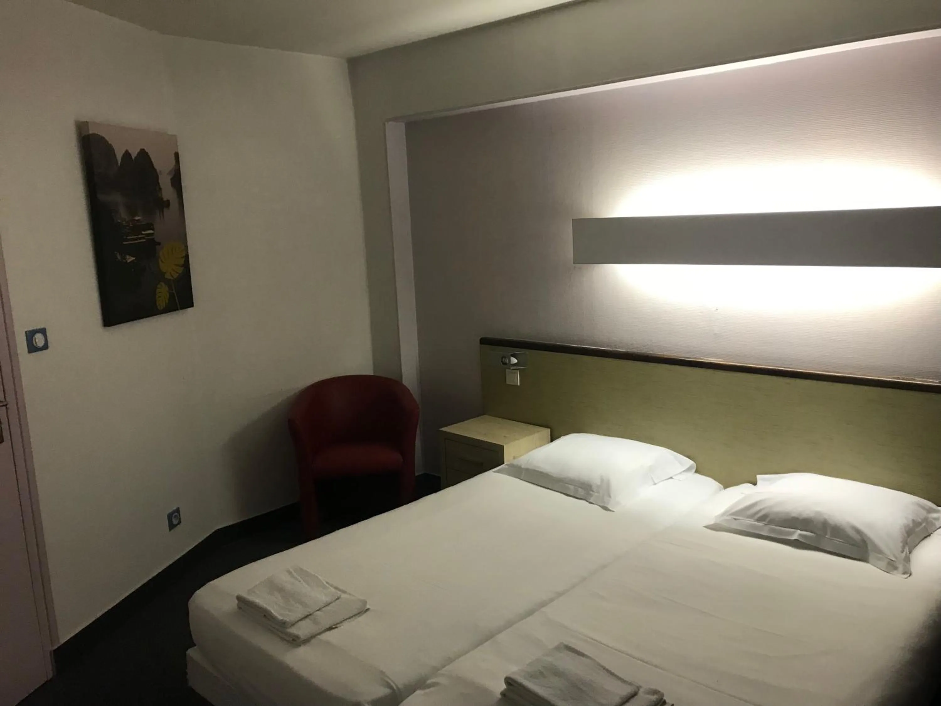 Bed in Hotel Couleurs Sud Centre-ville Gare Charleville-Mézières