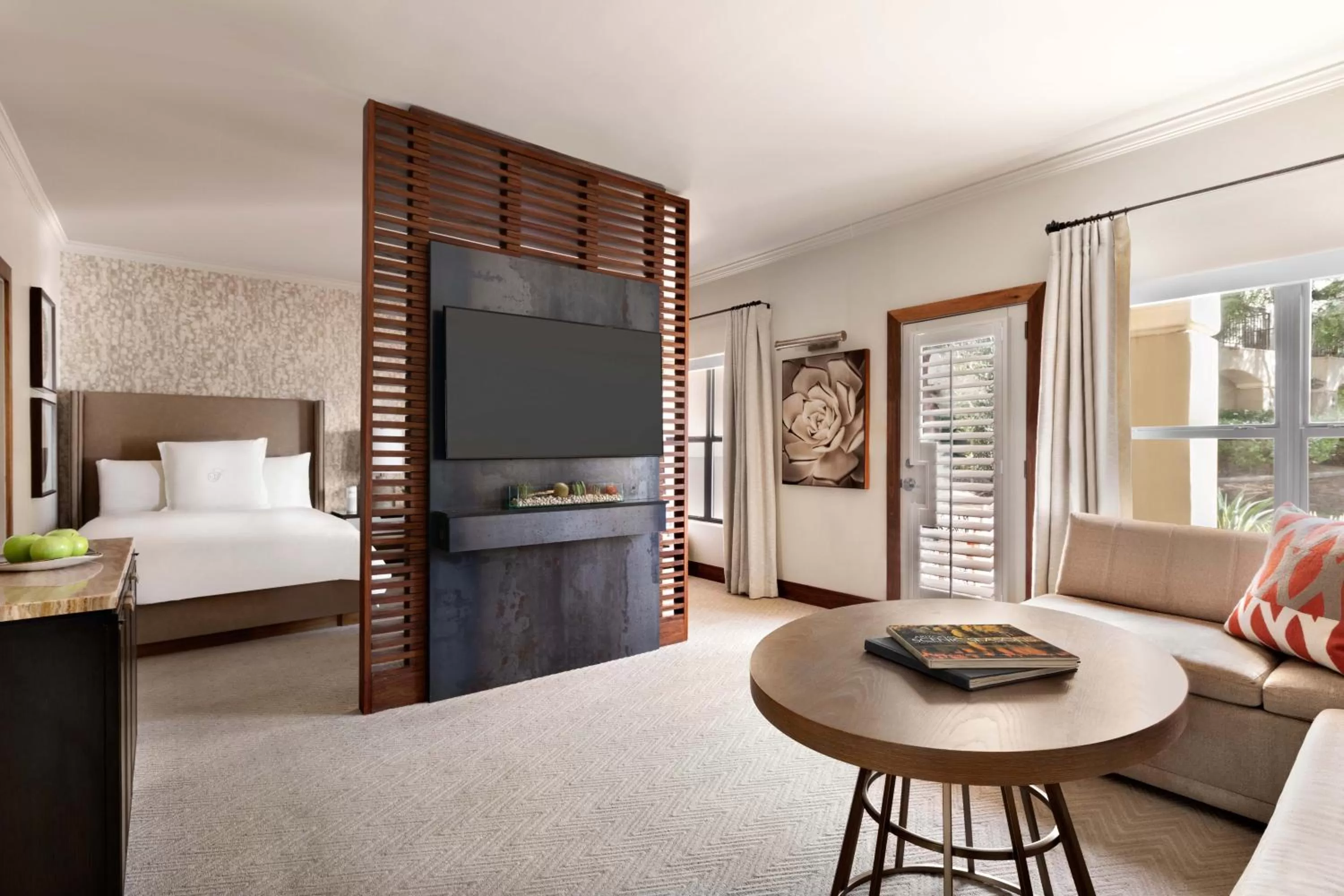 Communal lounge/ TV room, Bed in Fairmont Scottsdale Princess