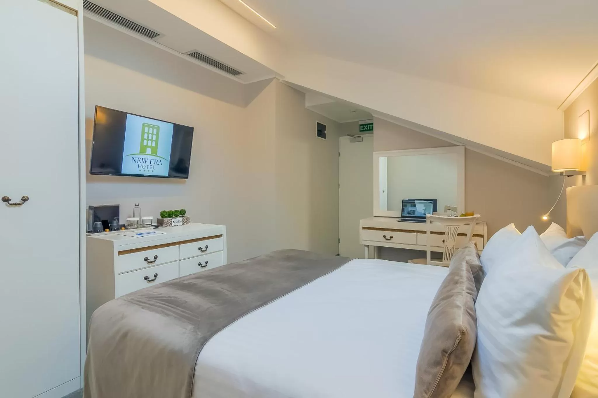 Bed in New Era Hotel Old Town Party Zone Bucharest- parking with fee nearby - NOT at the hotel !