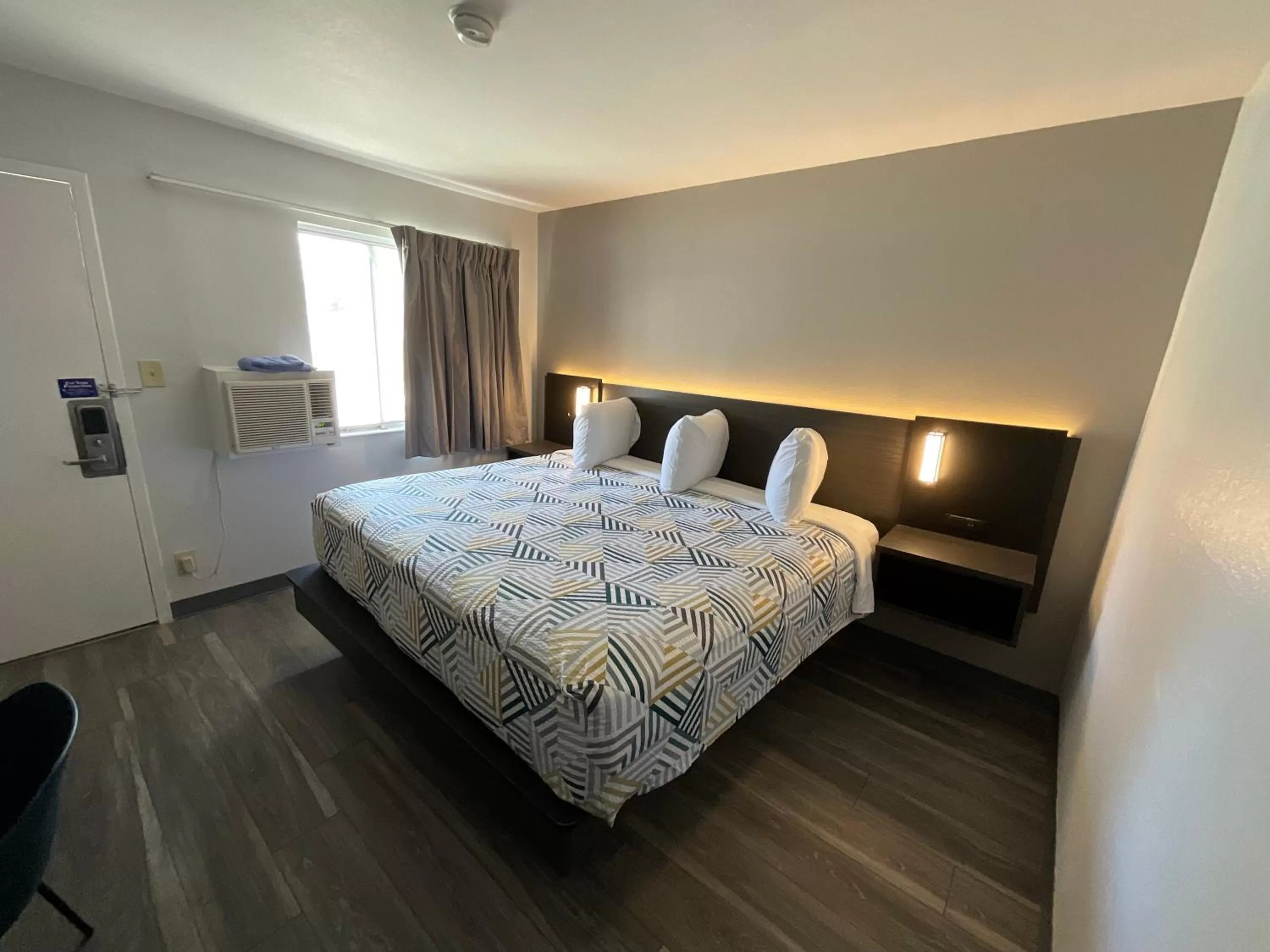 Bedroom, Bed in Motel 6-Ely, NV