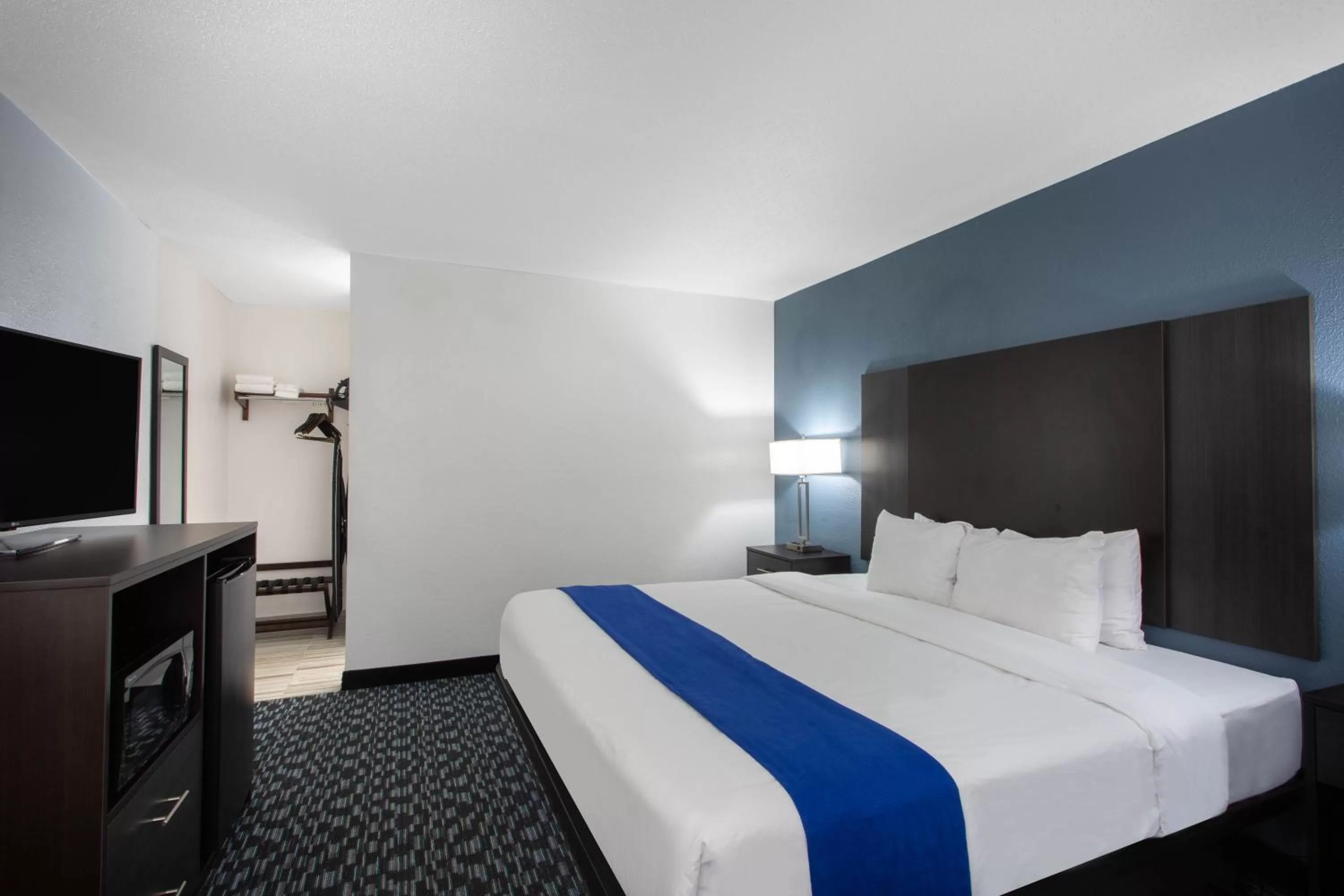 Bed in University Inn & Suites