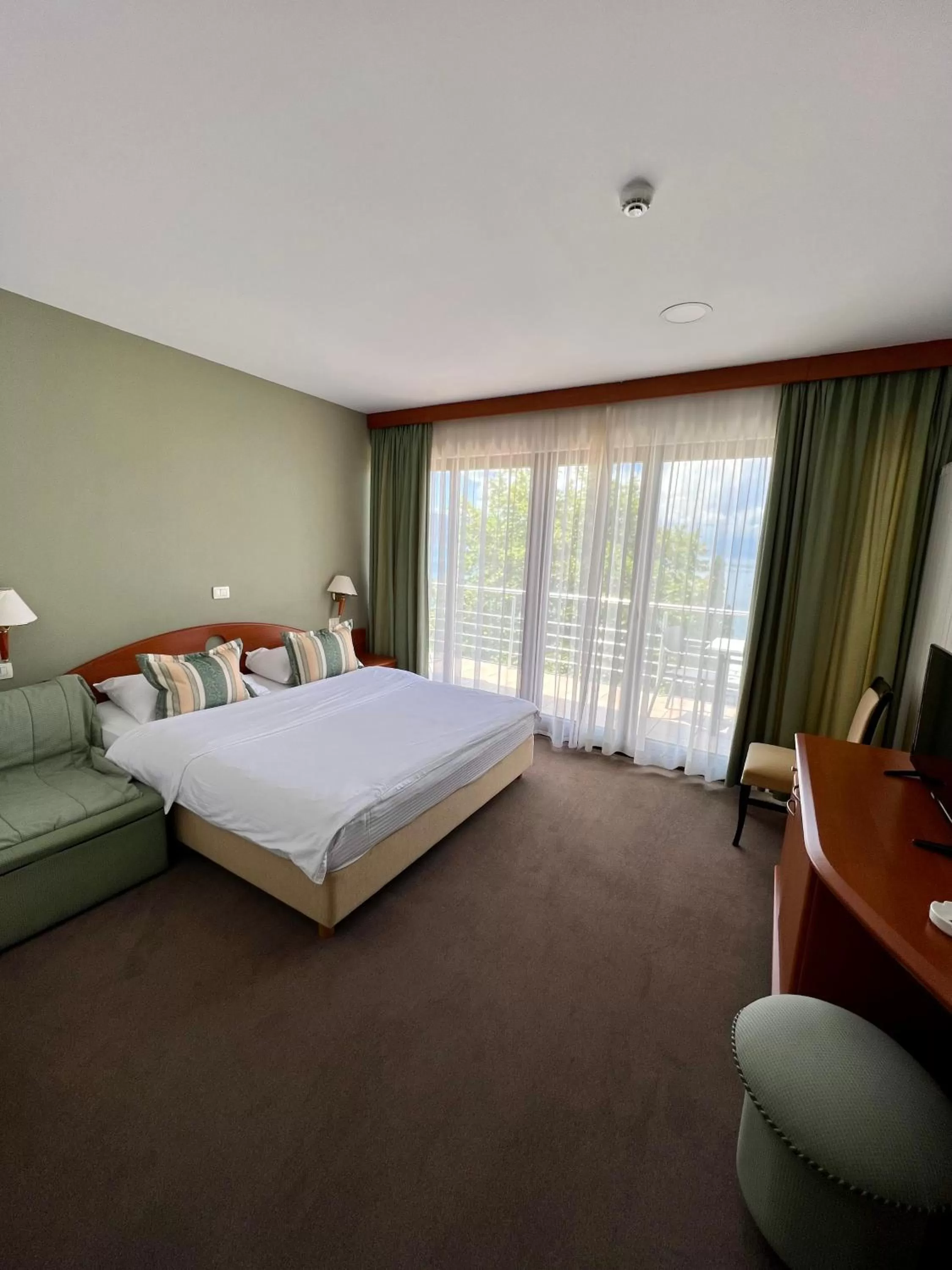 Bed in Hotel Millennium