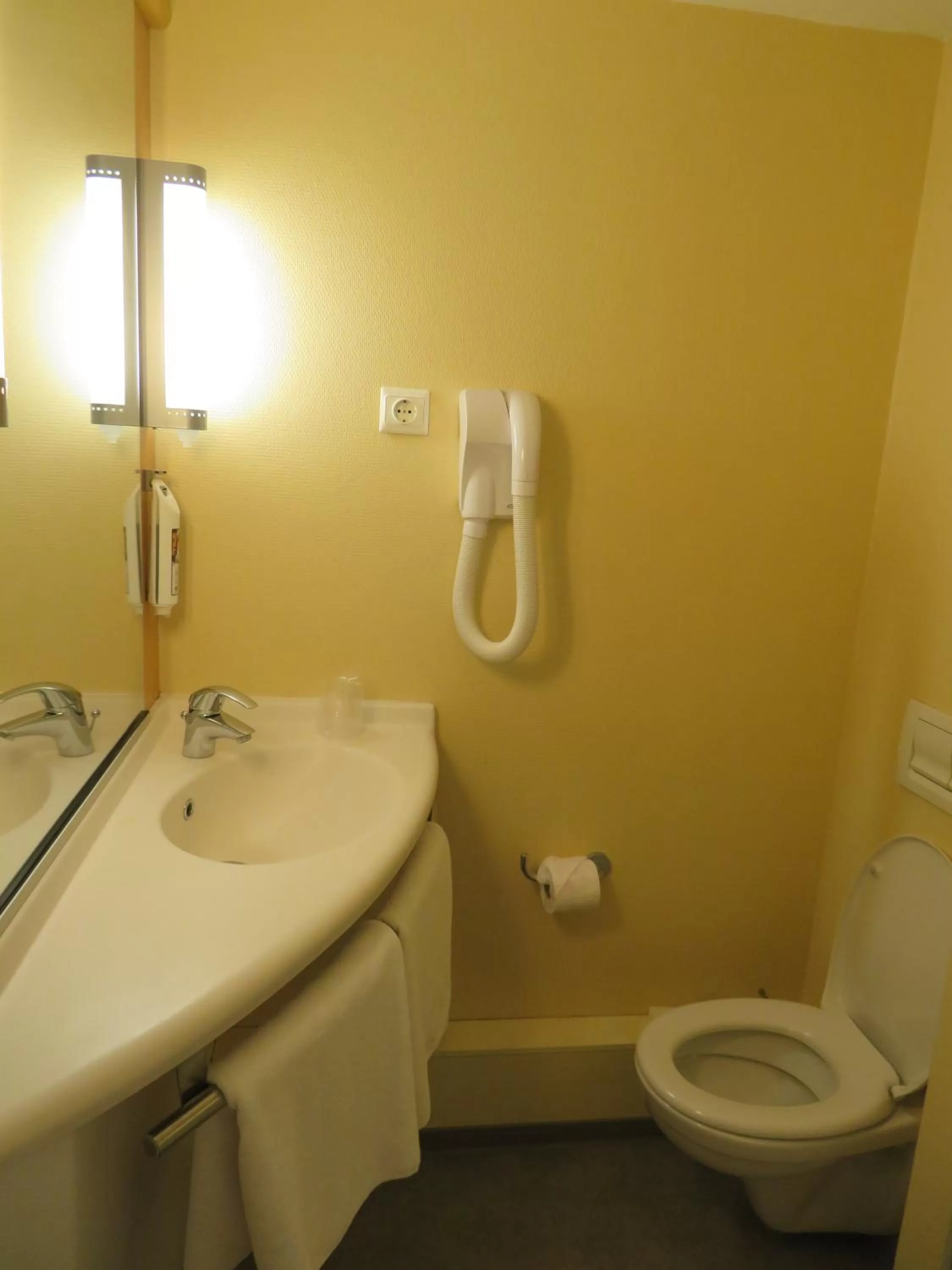 Bathroom in ibis Tlemcen