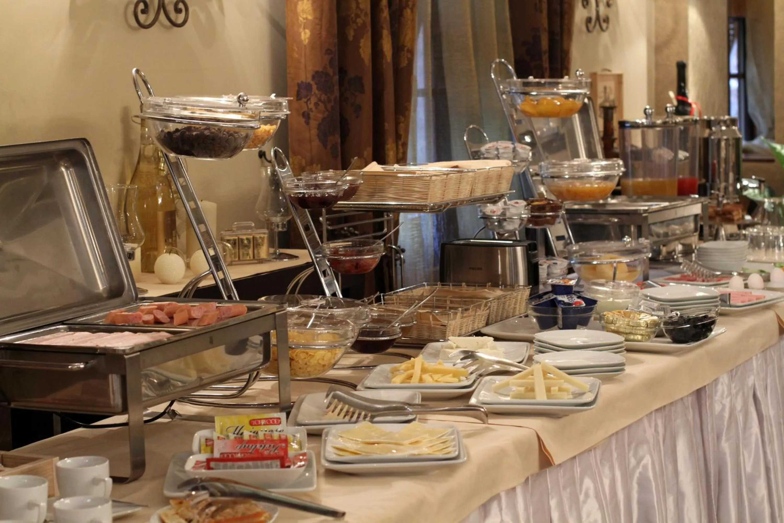 Restaurant/places to eat in MonarC Hotel