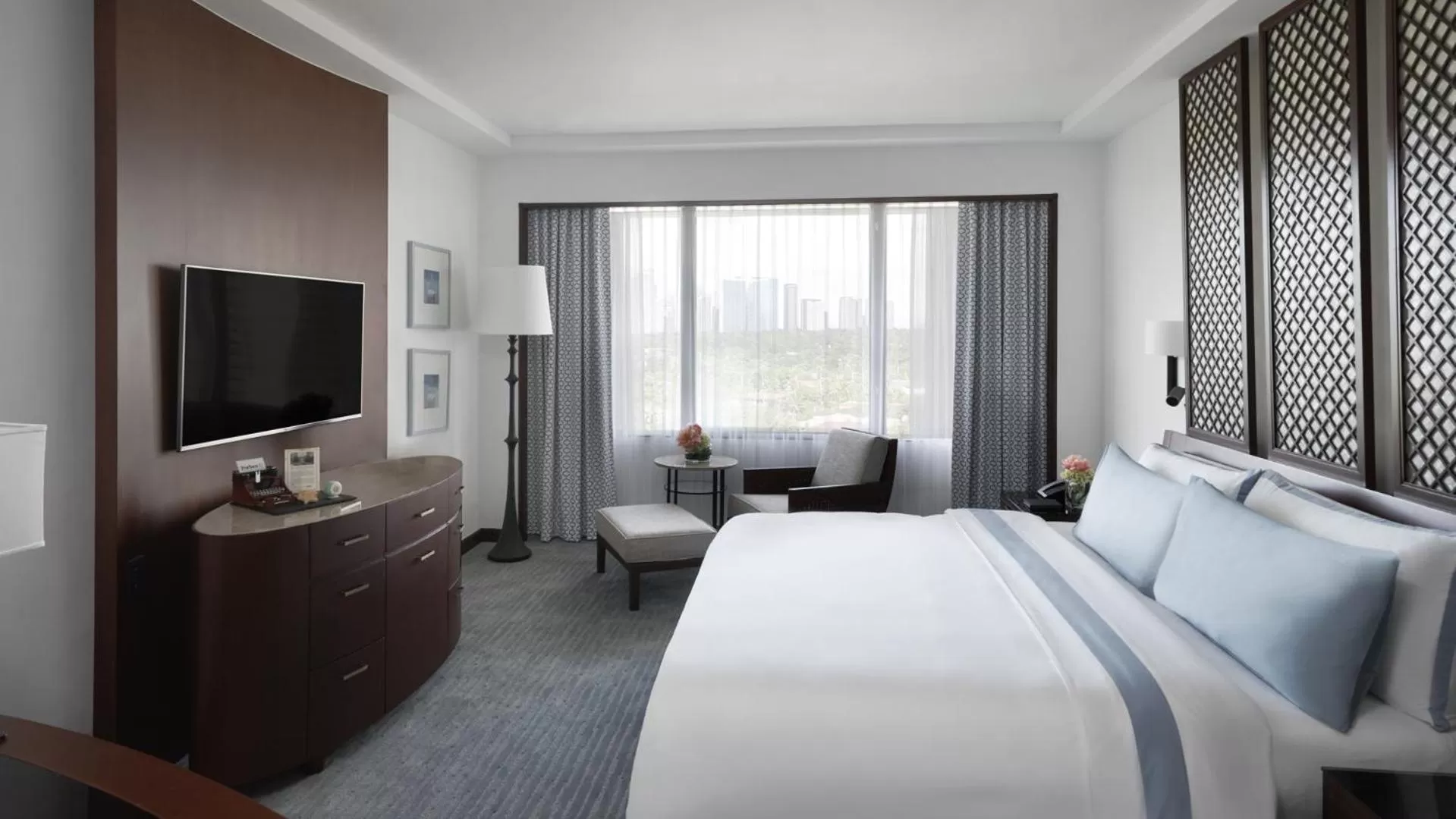 Bedroom, Bed in The Peninsula Manila