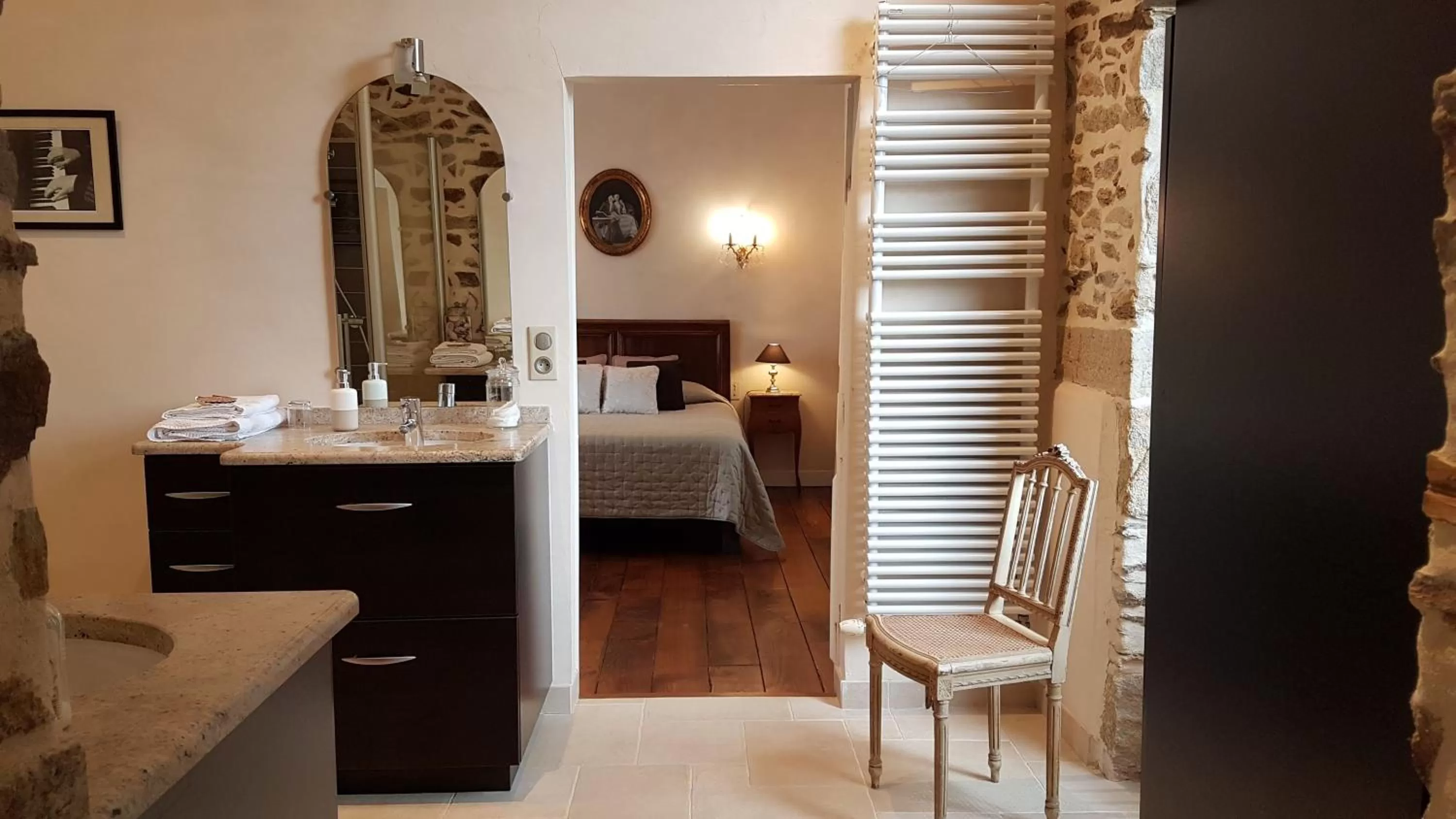 Bathroom, Bed in Le Manoir de la Bigotière
