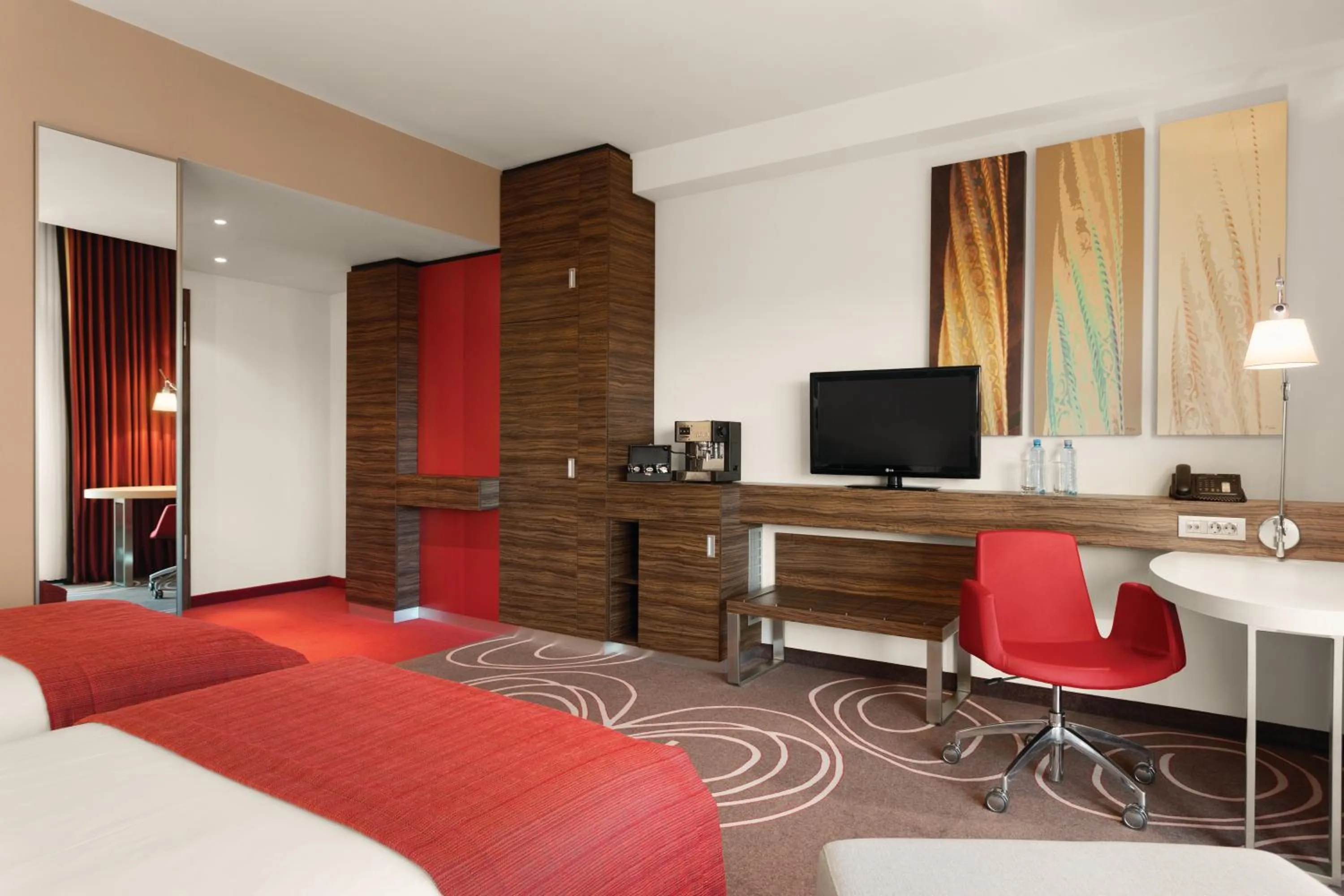 TV and multimedia in Hotel Ramada Pitesti