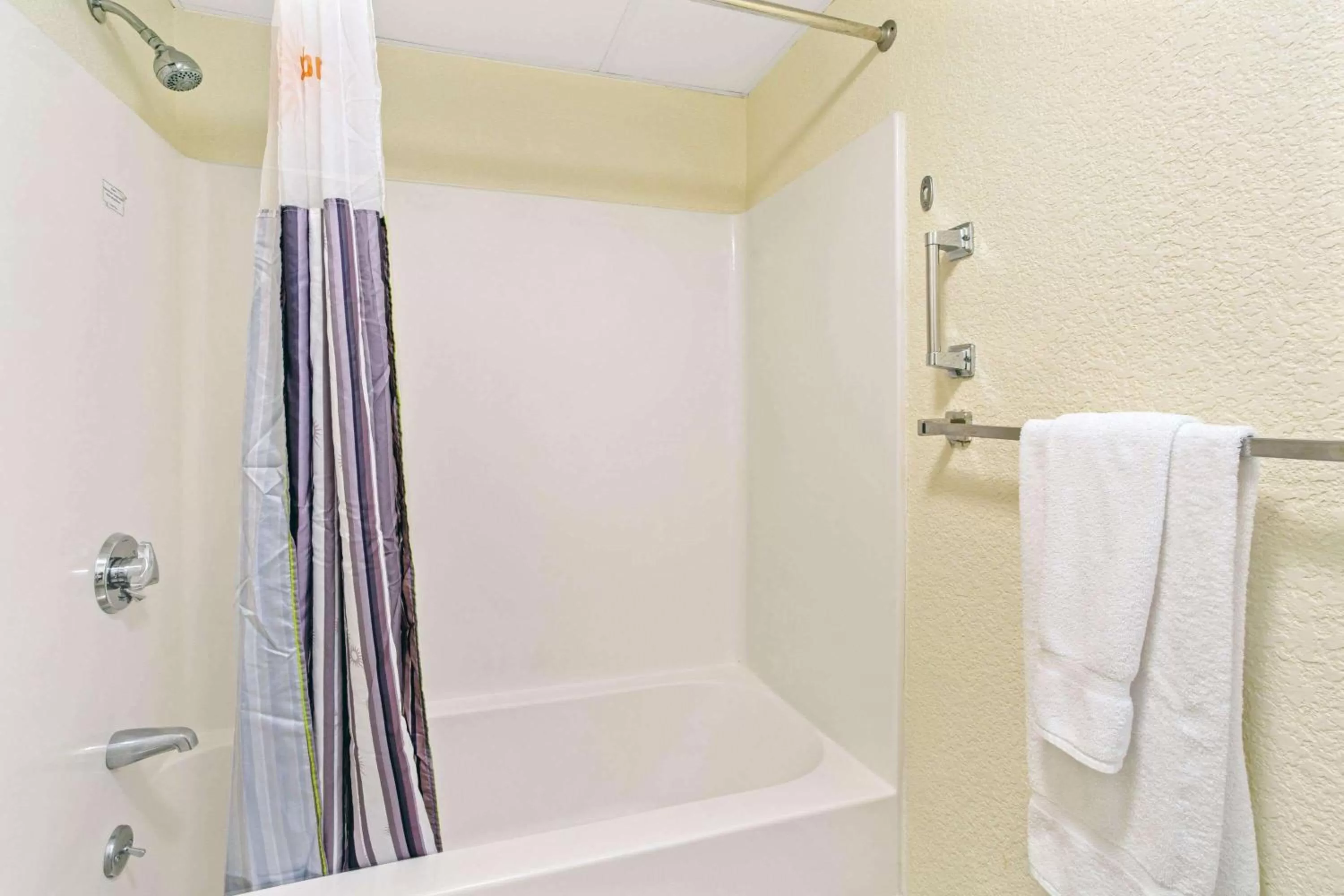 Bathroom in La Quinta by Wyndham Boston Somerville