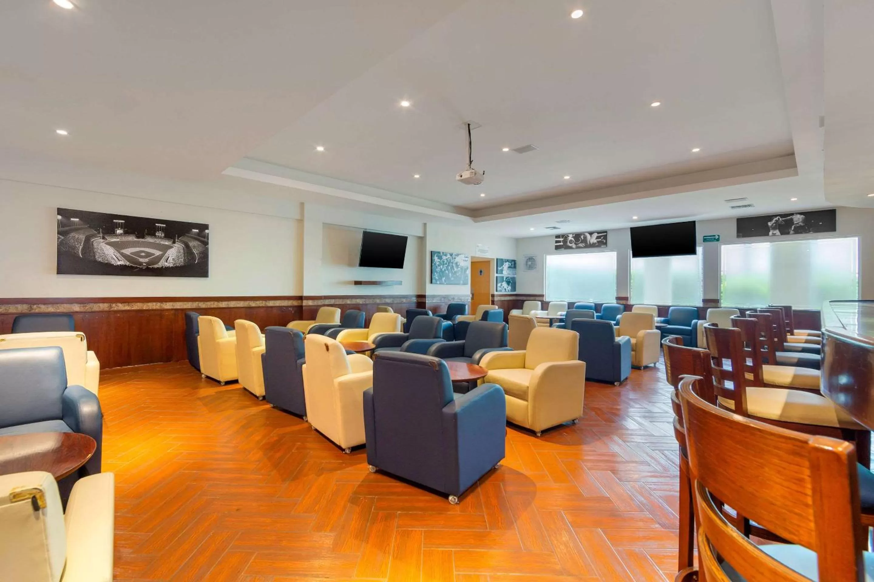 Lounge or bar in Comfort Inn Monterrey Norte