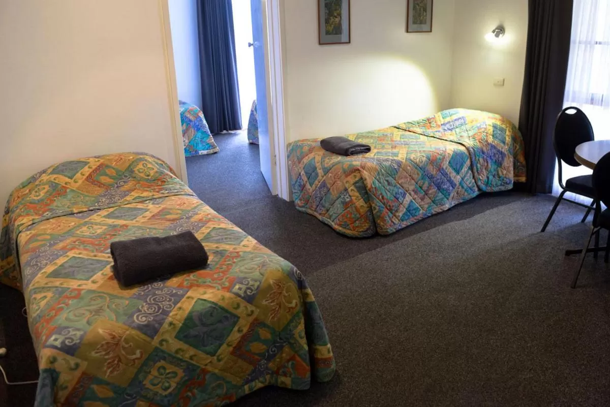 Property building, Bed in Bandicoot Motor Inn Hamilton