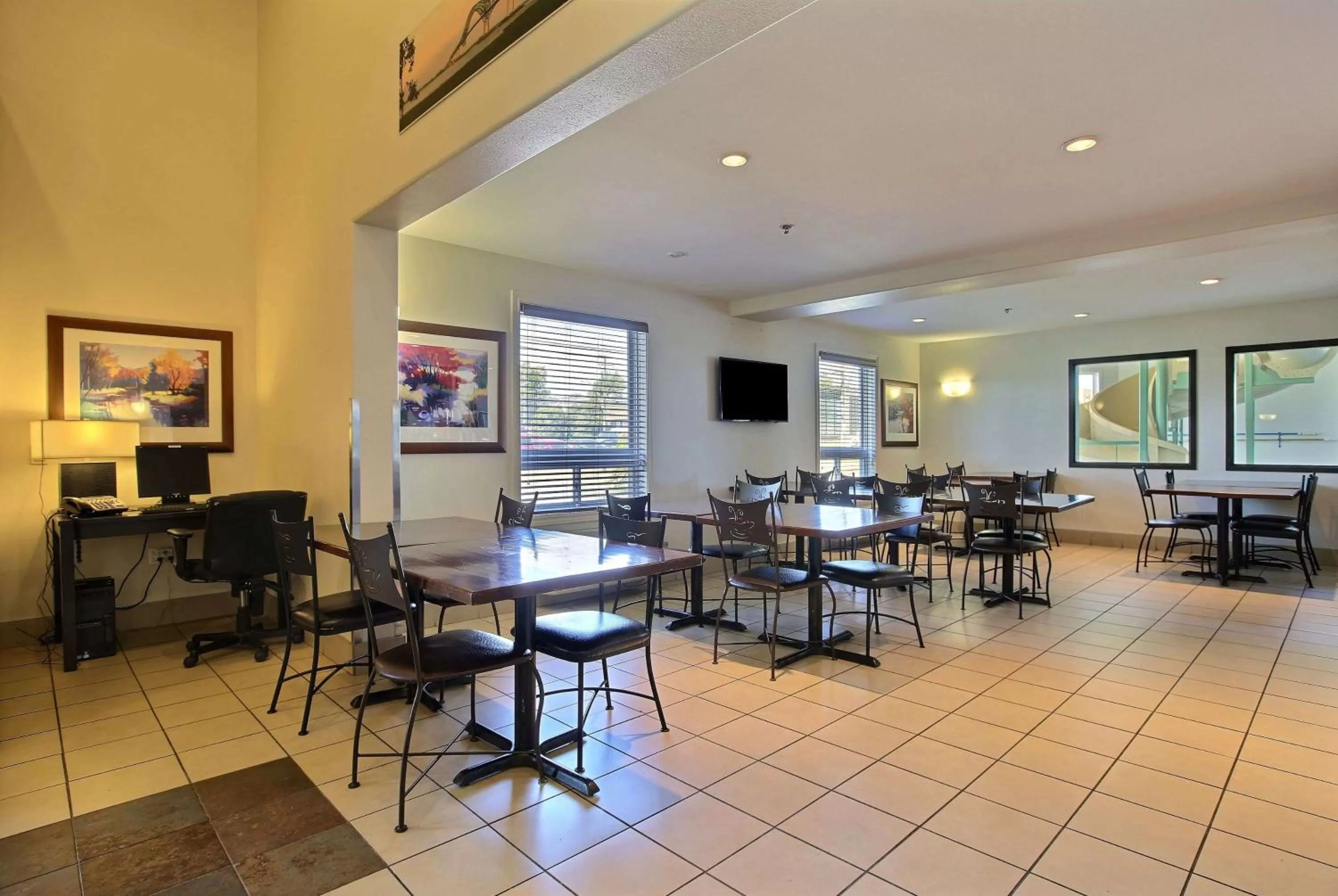 Restaurant/places to eat in Super 8 by Wyndham Trois-Rivieres