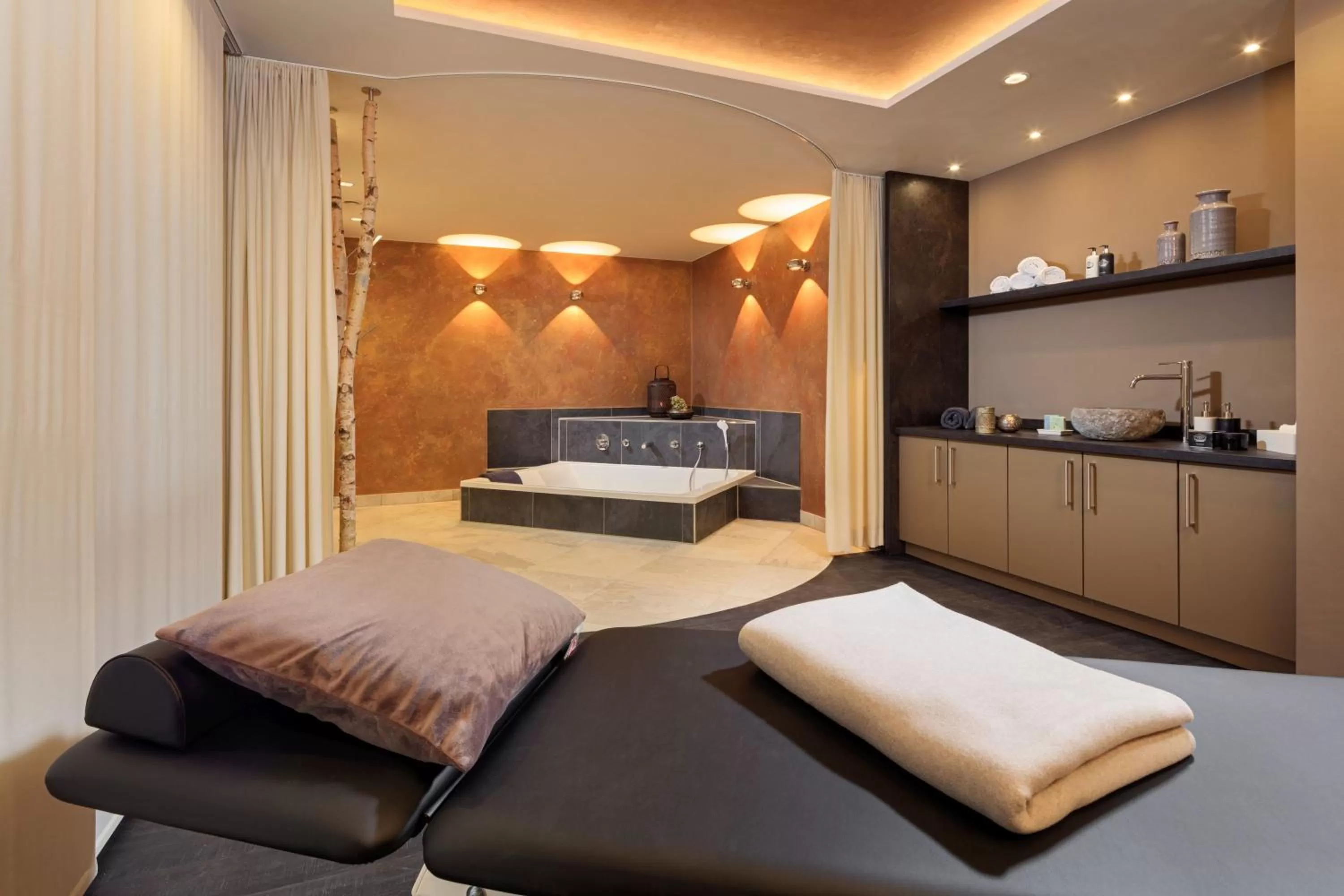 Hot Tub, Bed in Allgäu Art Hotel