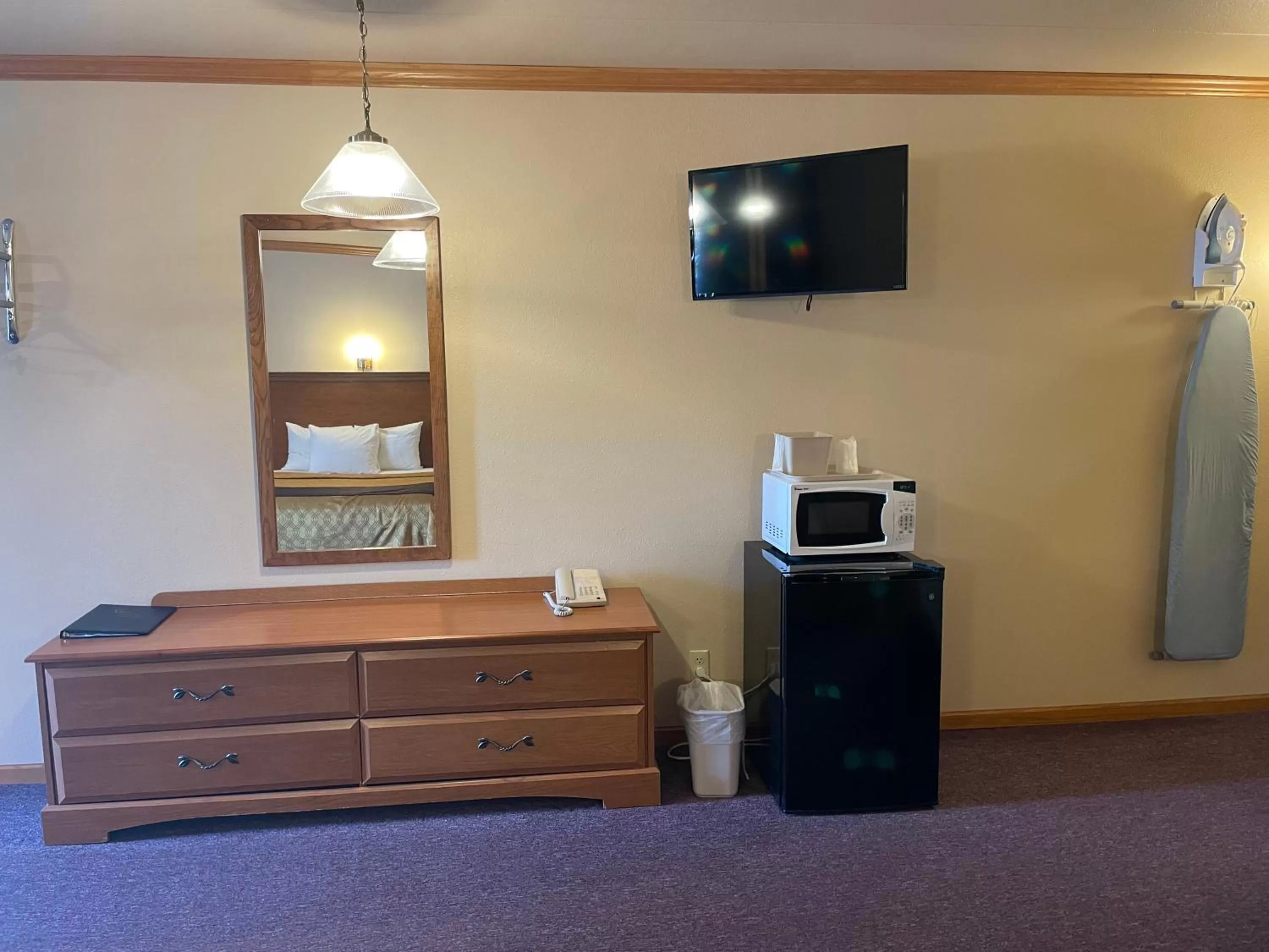 TV and multimedia in Amber's Inn and Suites