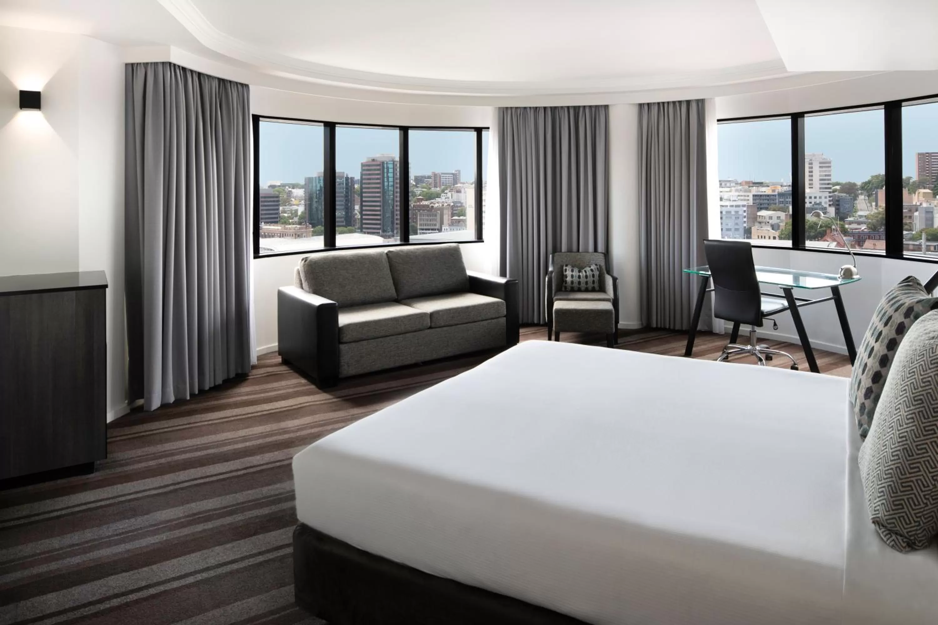 Photo of the whole room, Bed in Mercure Sydney