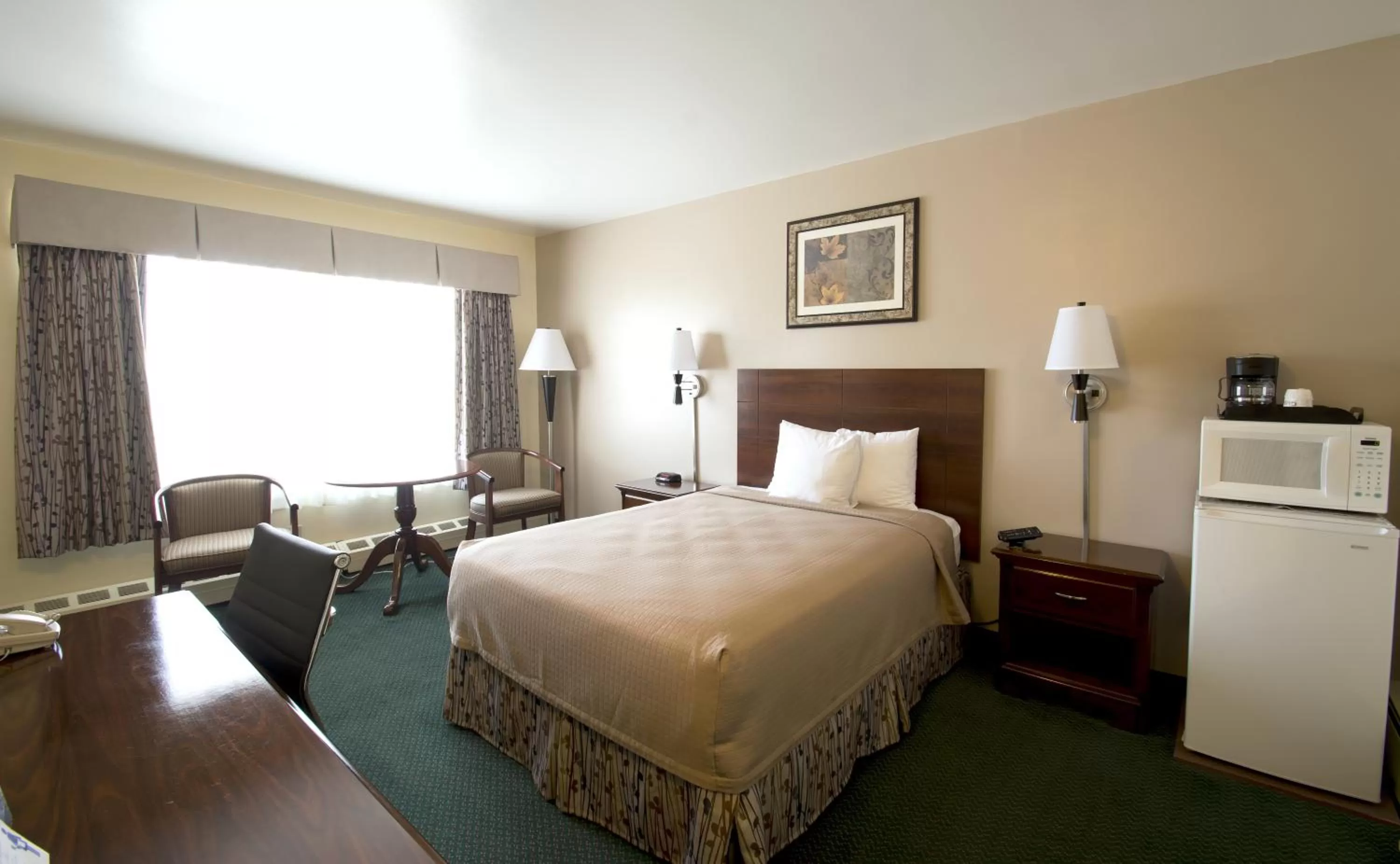 Photo of the whole room, Bed in Travelers Inn