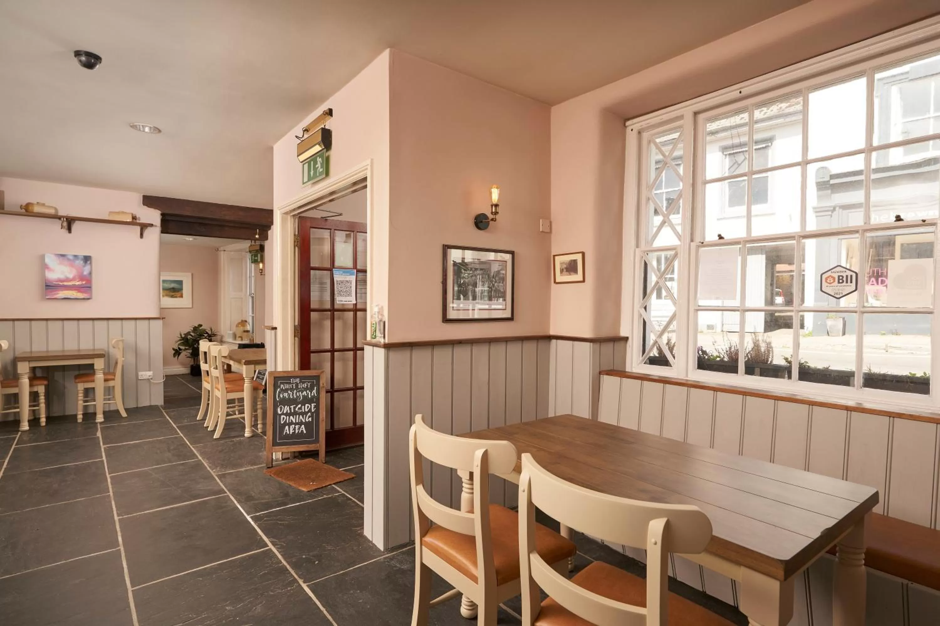 Lounge or bar, Restaurant/Places to Eat in The White Hart Hotel