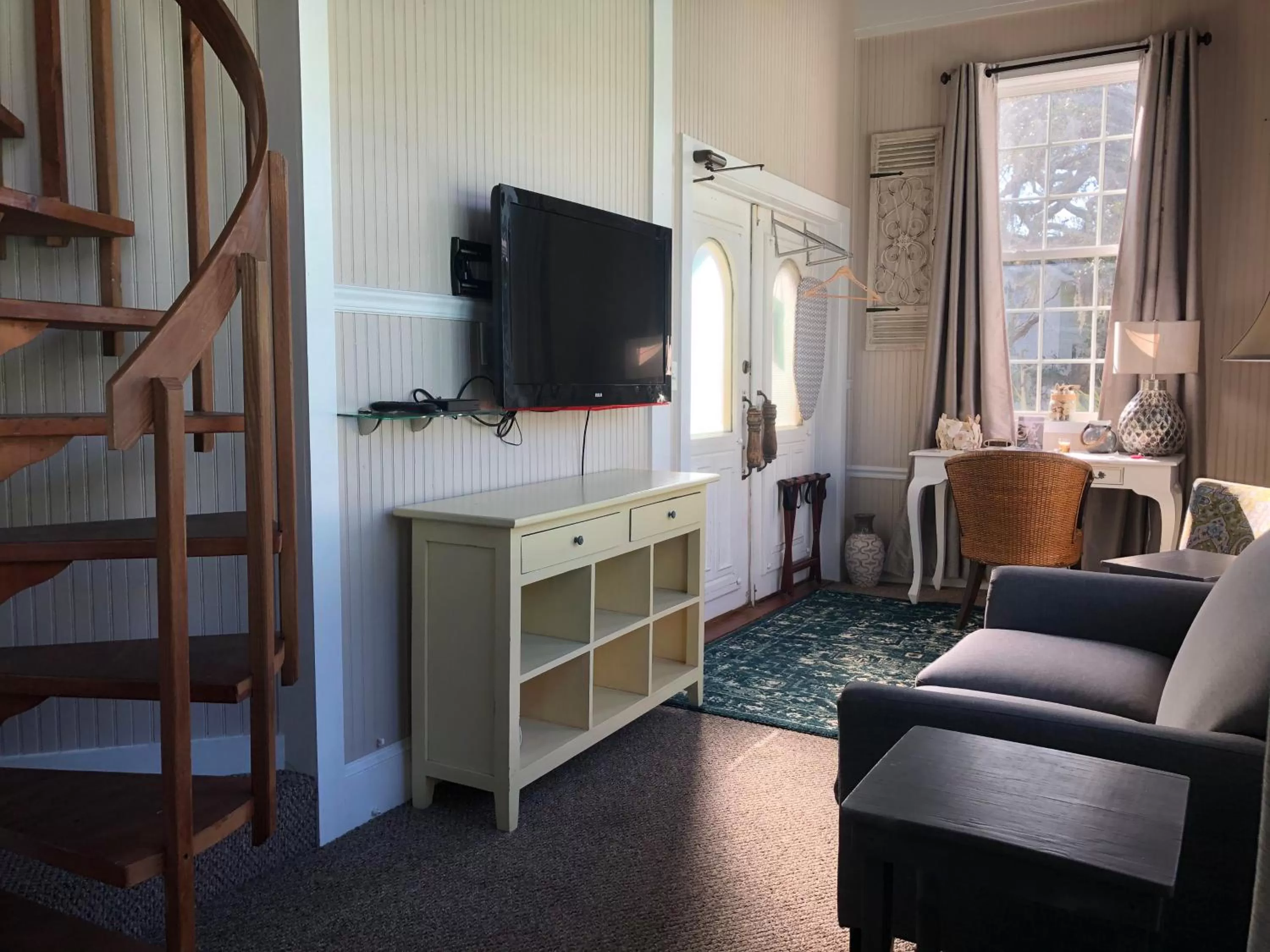 TV/Entertainment Center in Tybee Island Inn Bed & Breakfast