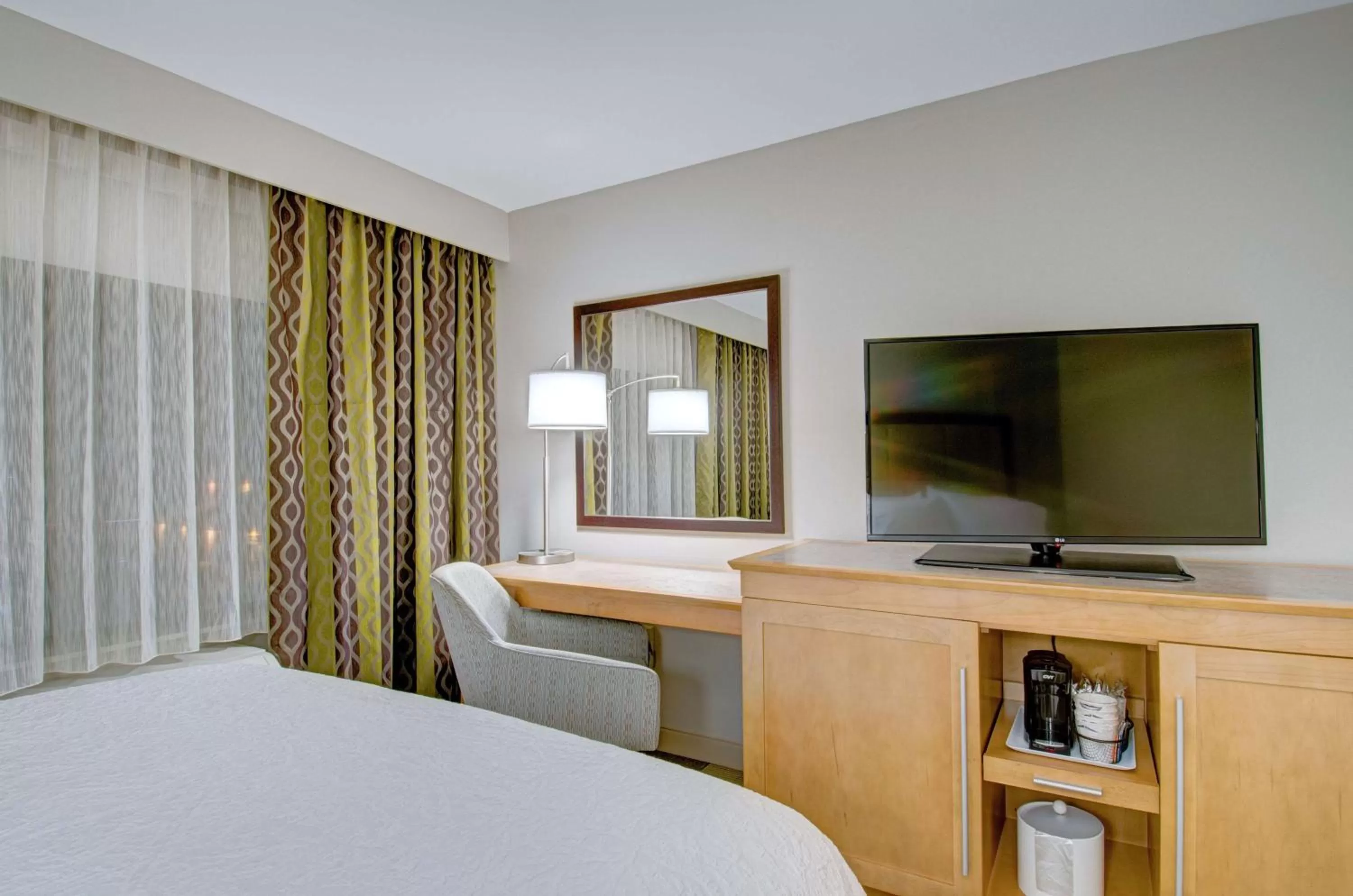 Bed in Hampton Inn Boston - Westborough