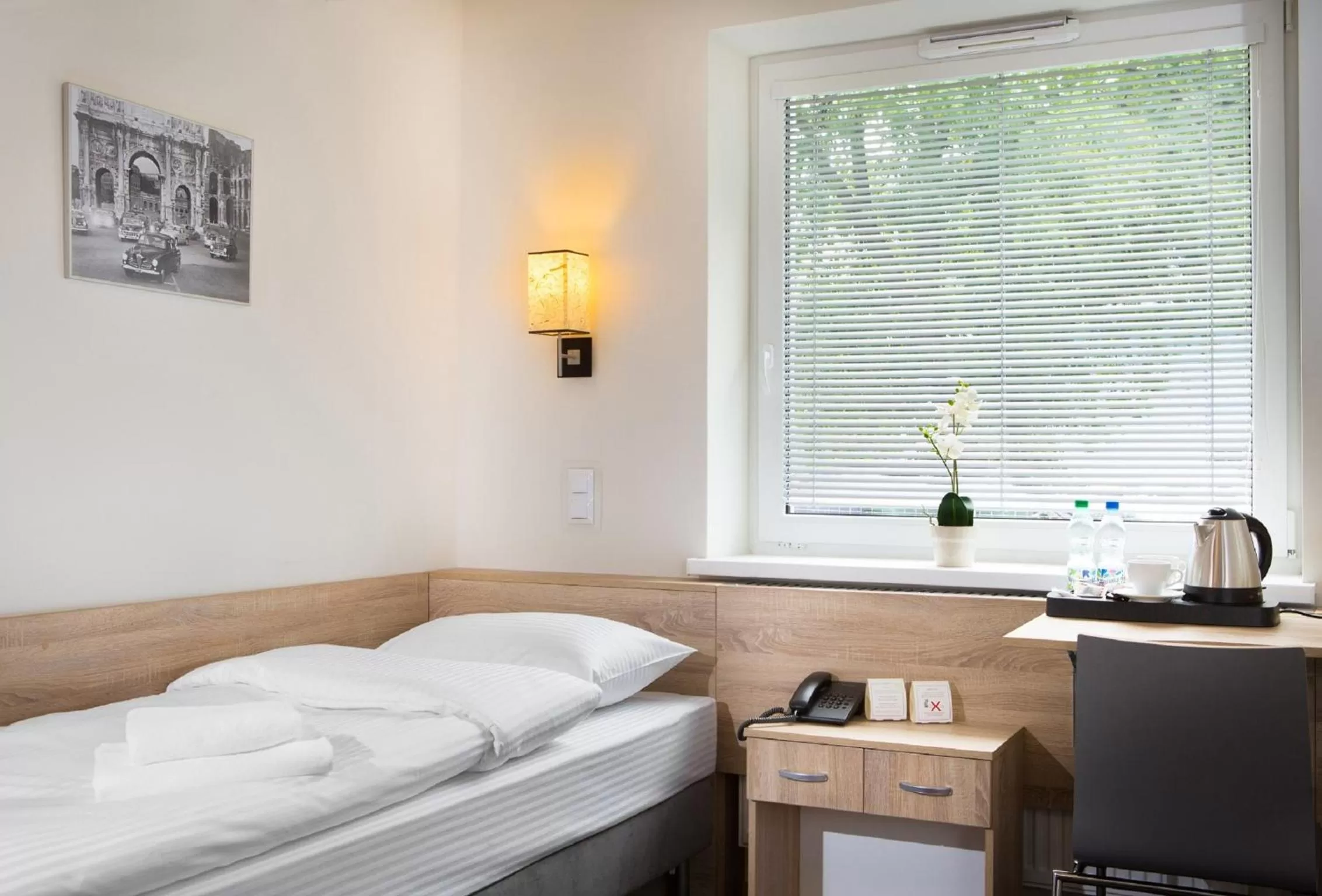 Coffee/tea facilities, Bed in Automobil Hotel