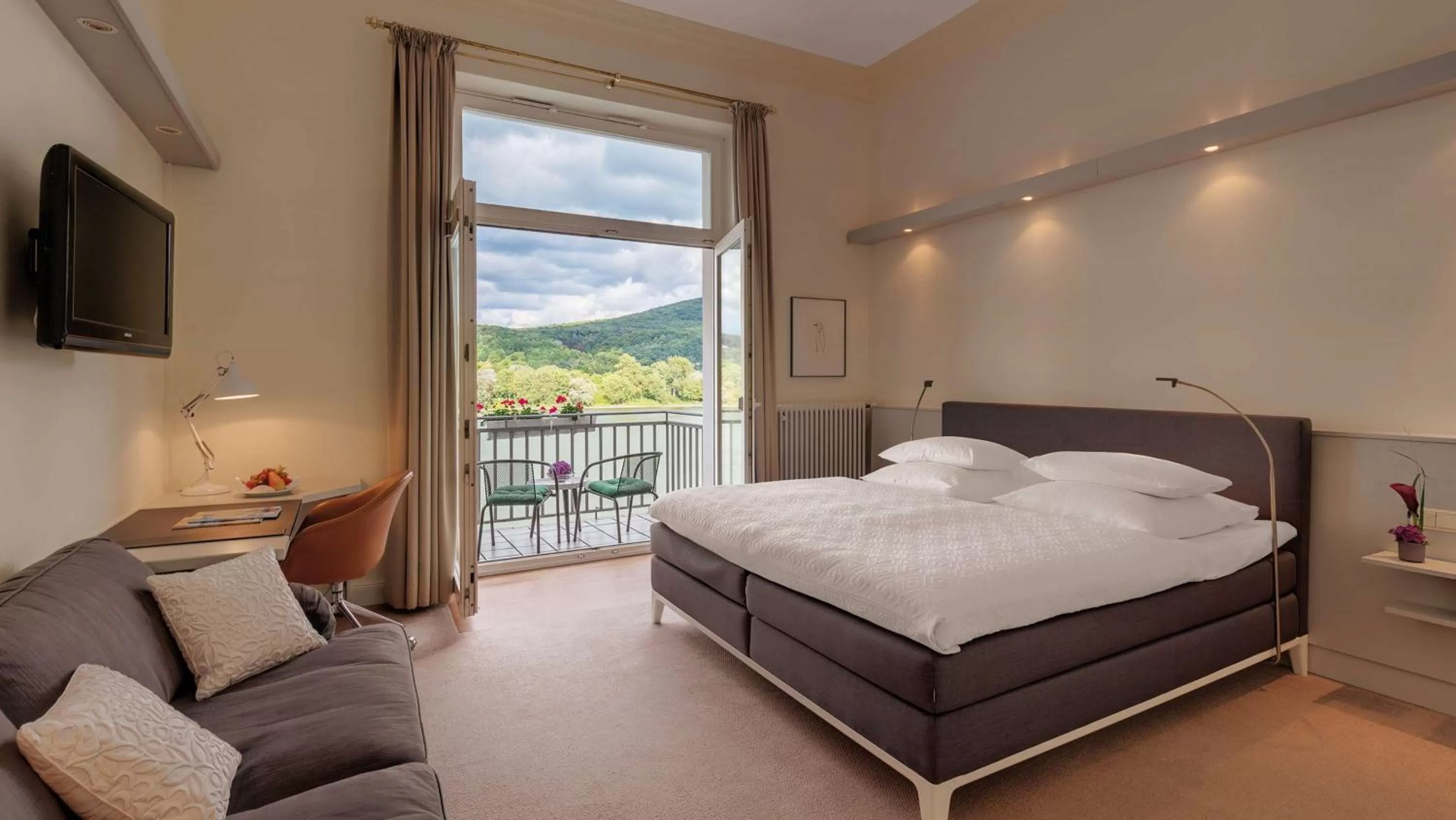 Bedroom, Bed in Rheinhotel Dreesen