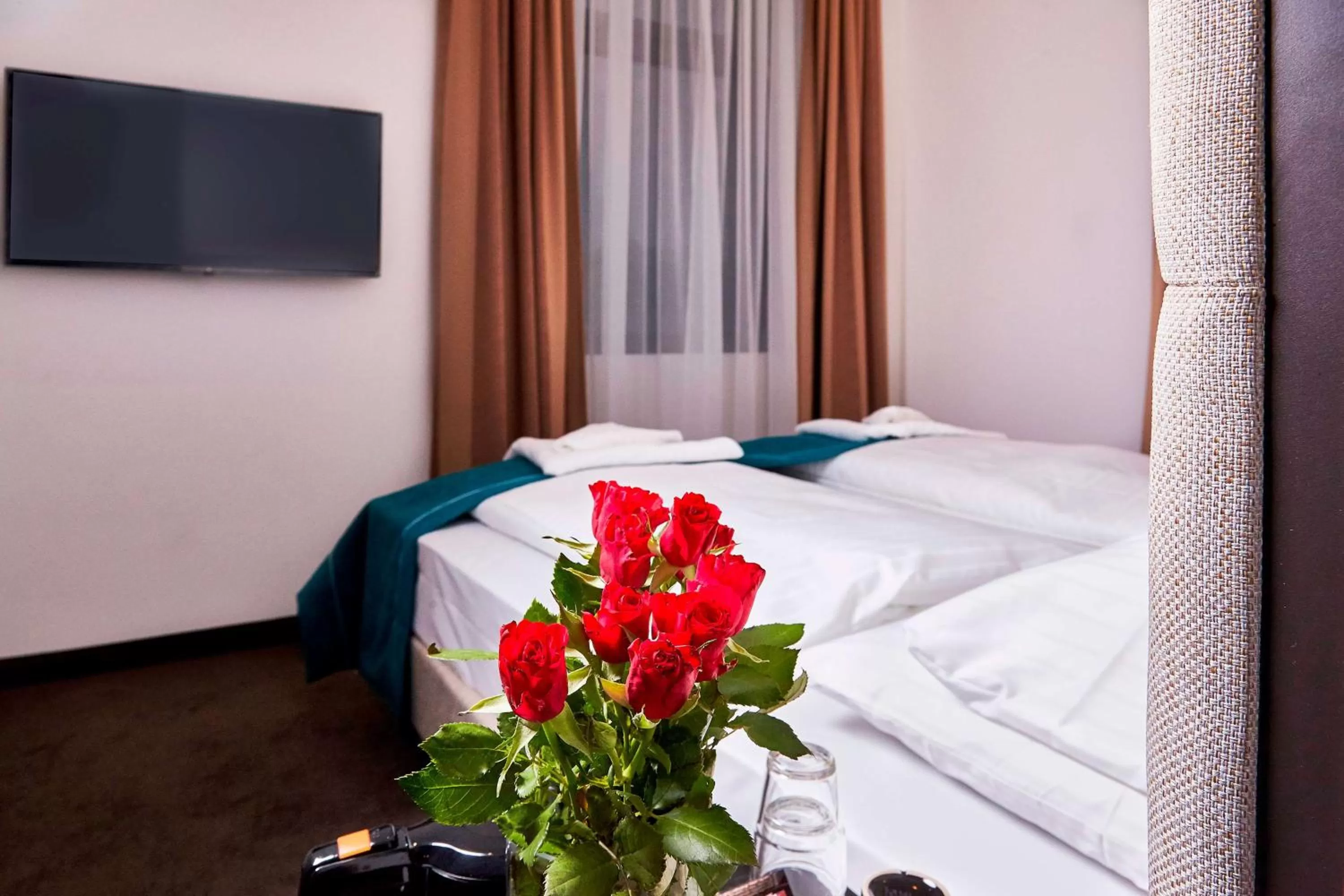 Bedroom, Bed in The Monument Hotel - BW Signature Collection