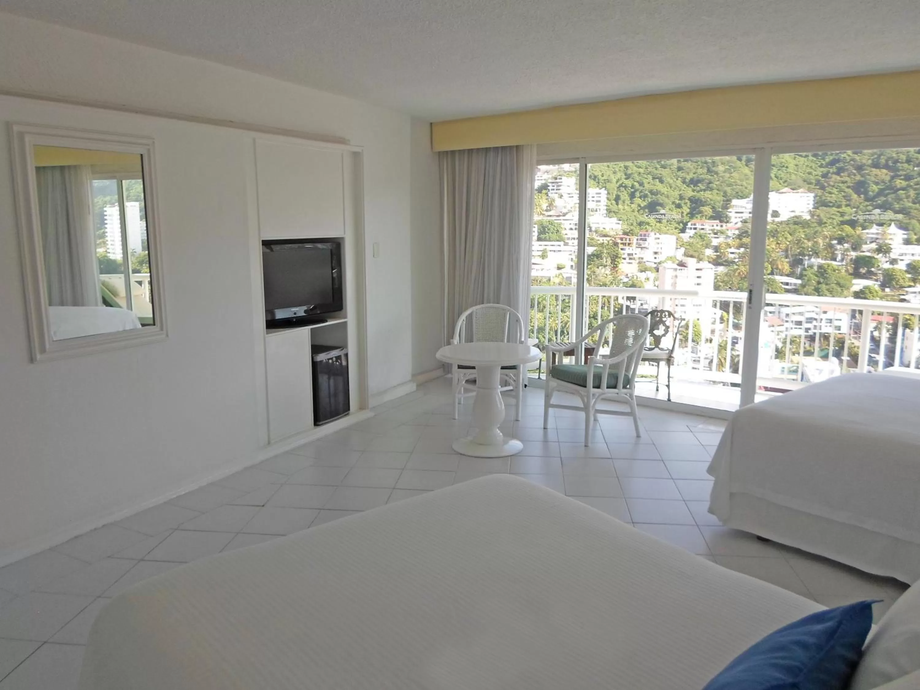 Photo of the whole room in Calinda Beach Acapulco