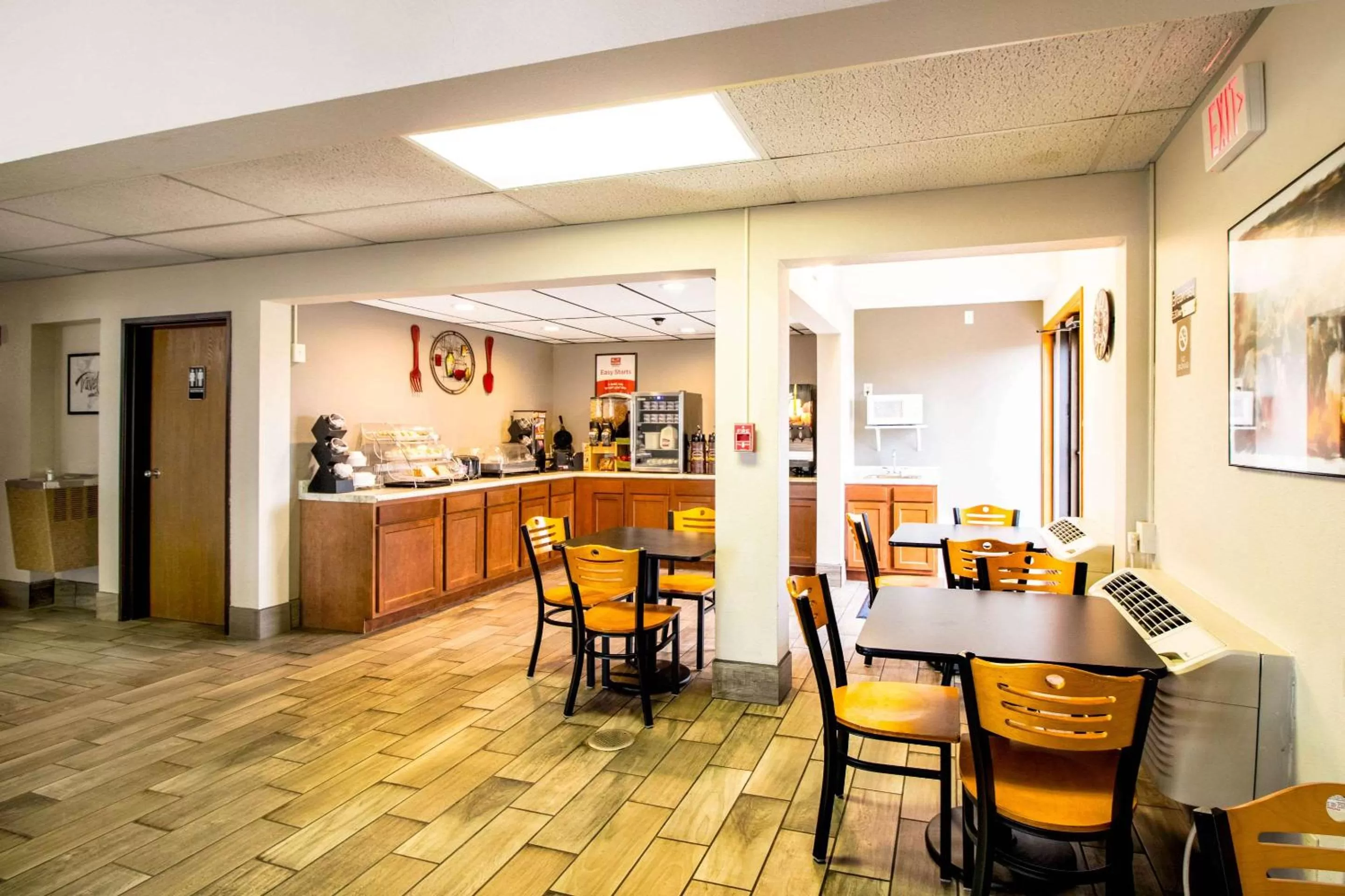 Restaurant/places to eat in Econo Lodge Watertown