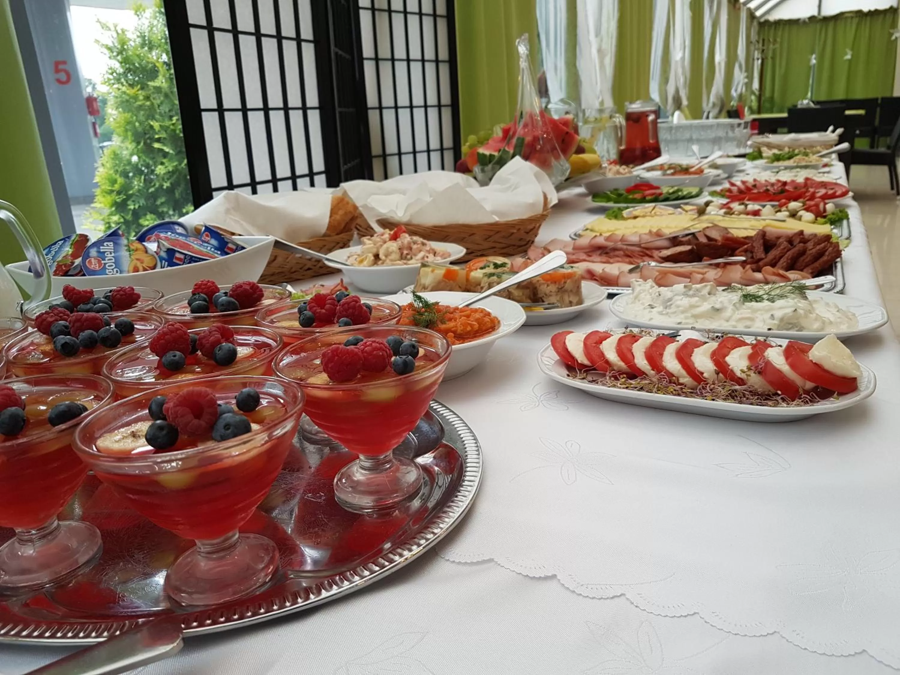 Buffet breakfast in Pokoje Bakos Radocza