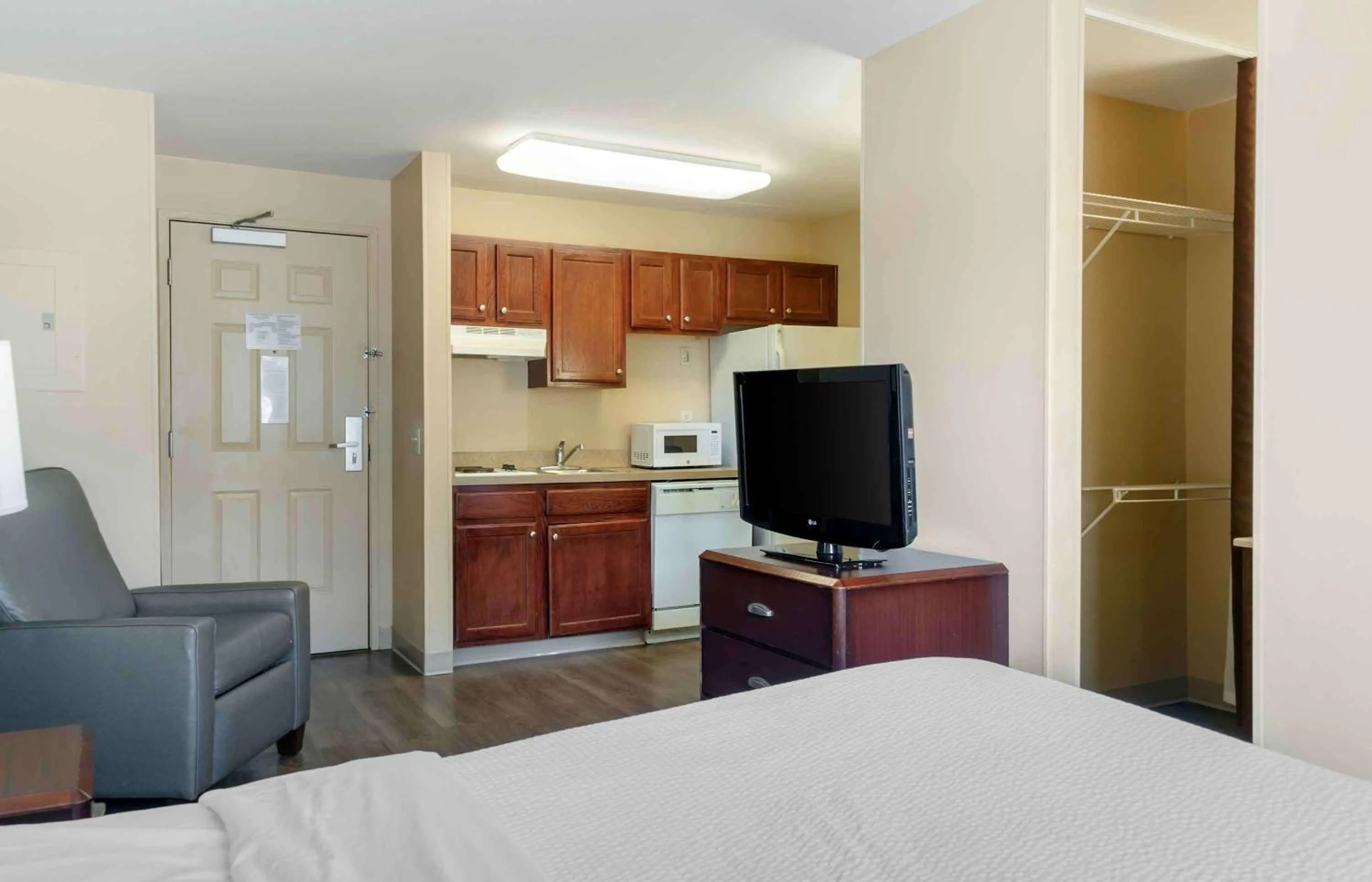 Bedroom in Extended Stay America Suites - Indianapolis - Northwest - I-465
