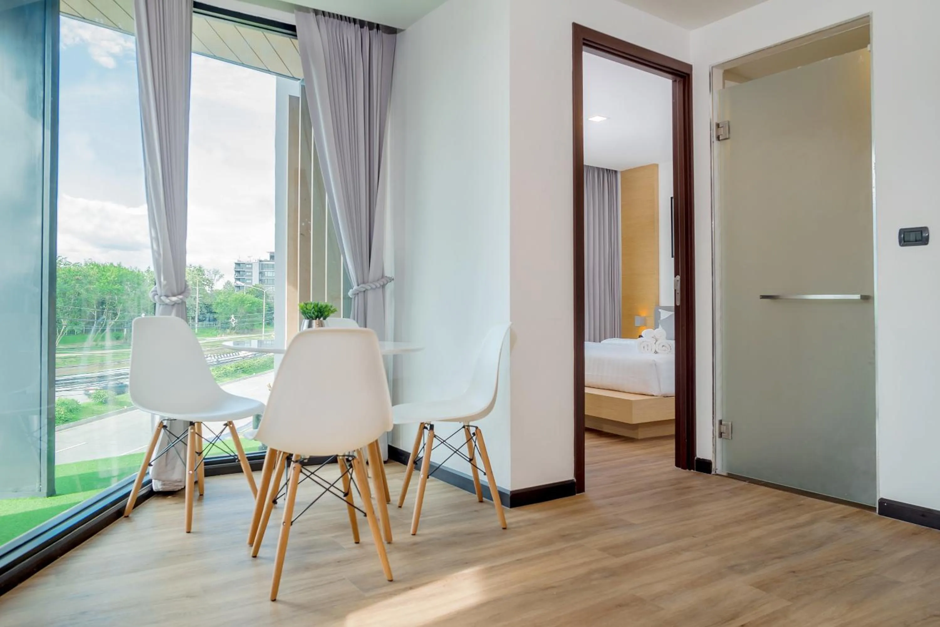 Restaurant/places to eat, Bed in Pause and Play Hotel