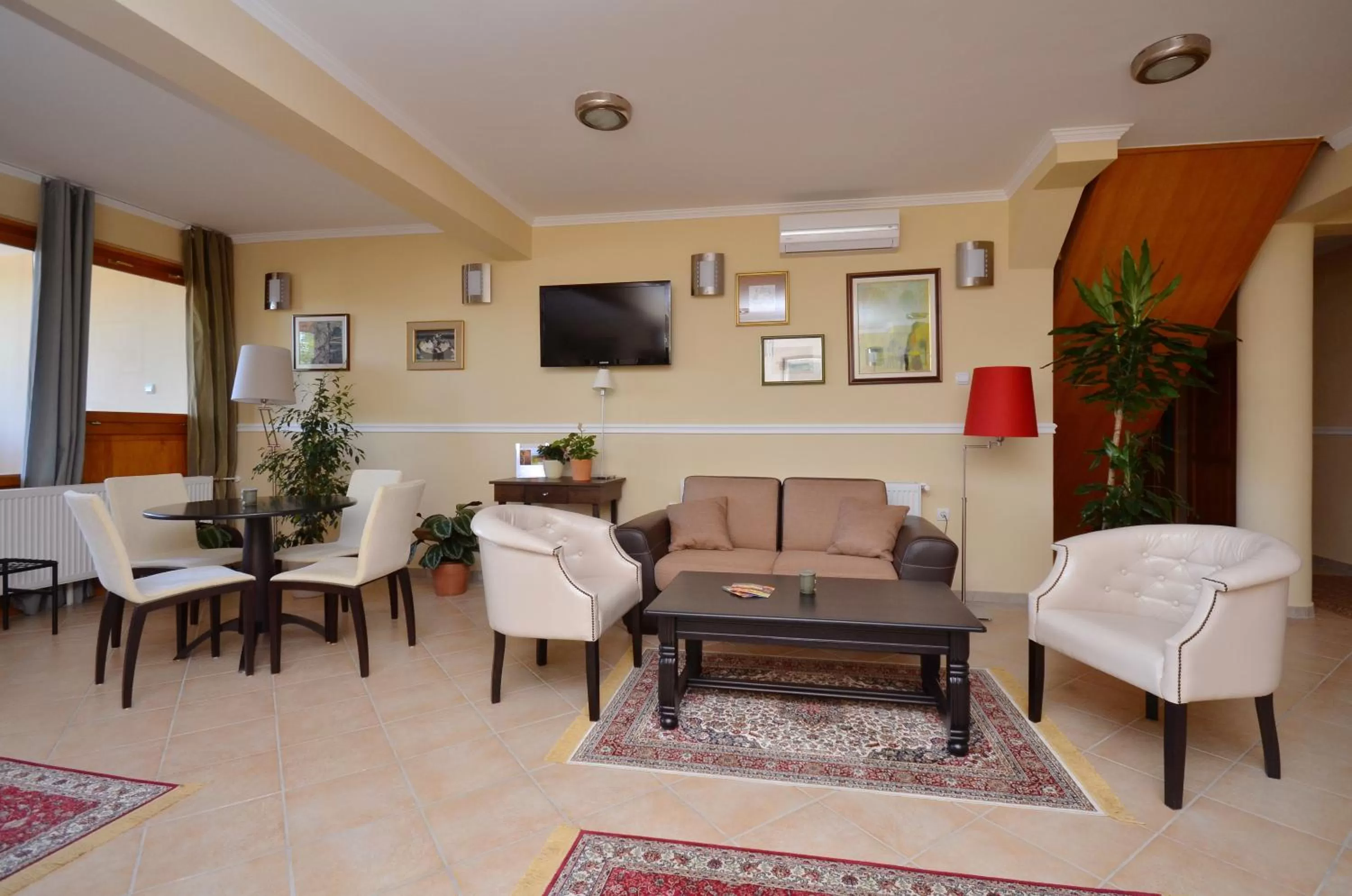 Communal lounge/ TV room in Art Garni Hotel