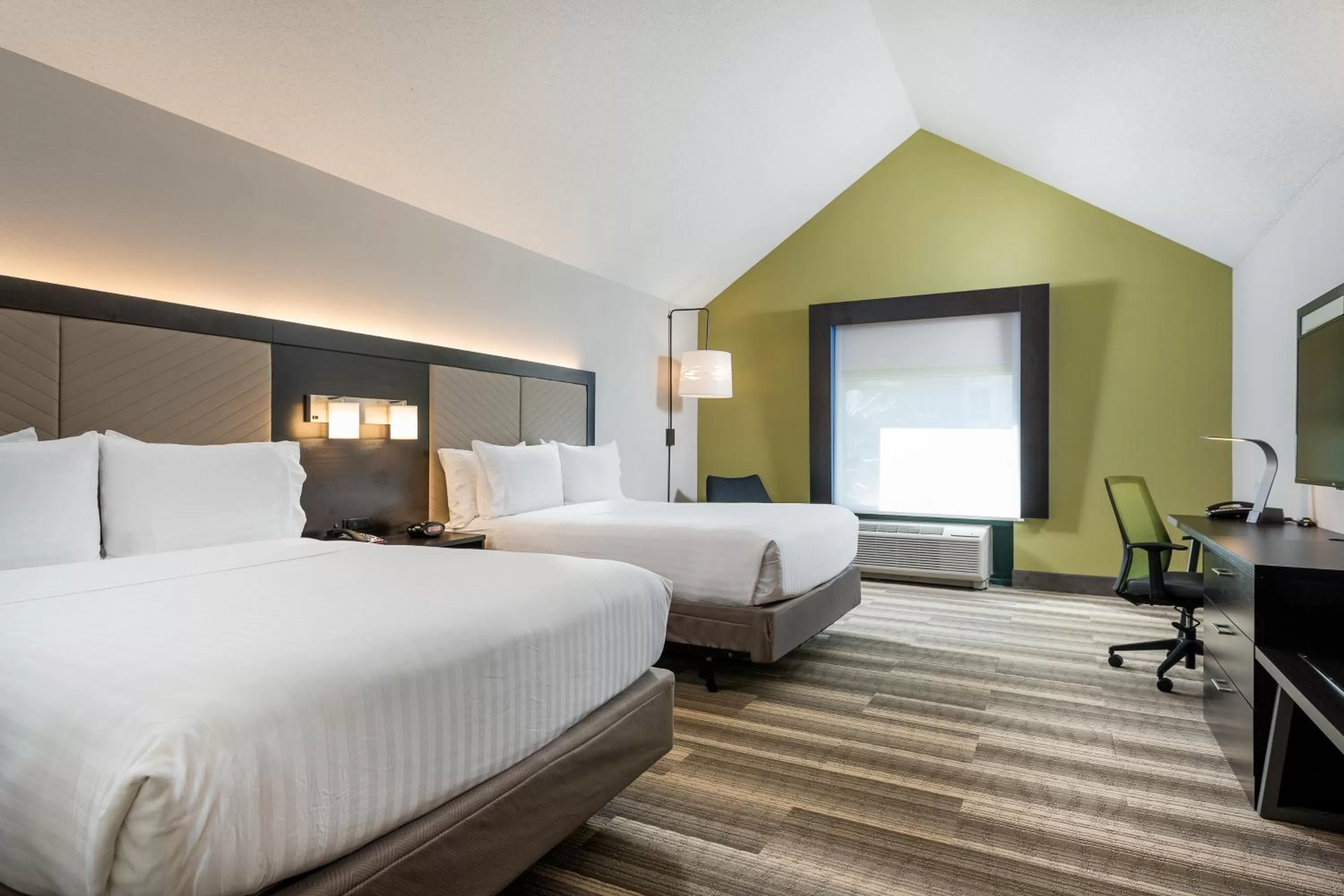 Photo of the whole room, Bed in Holiday Inn Express & Suites Florence I-95 & I-20 Civic Ctr by IHG